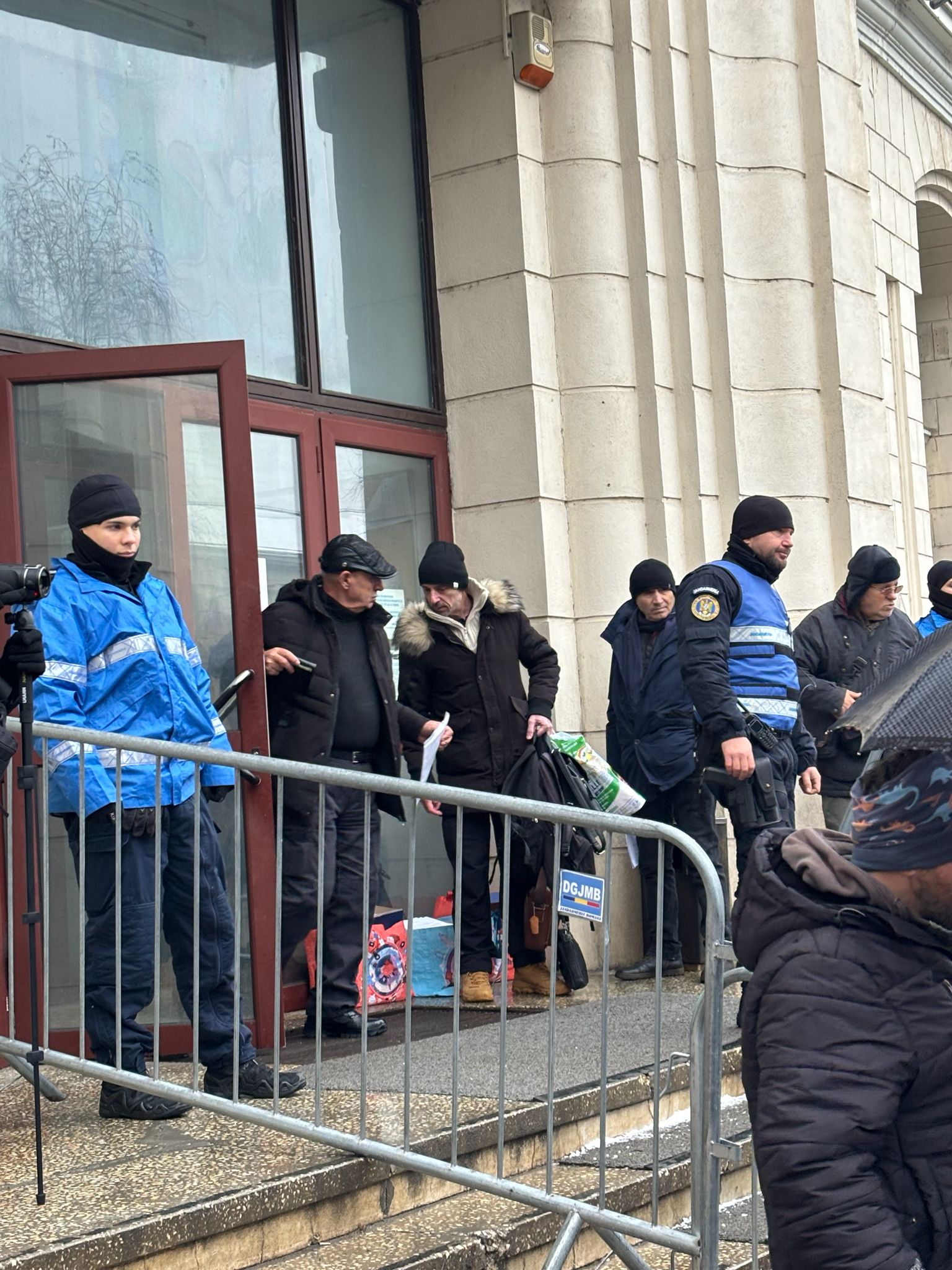 În „Valul Democrației” al susținătorilor lui Călin Georgescu: „Să se aleagă praful de tine, dacă nu scrii adevărul!” 