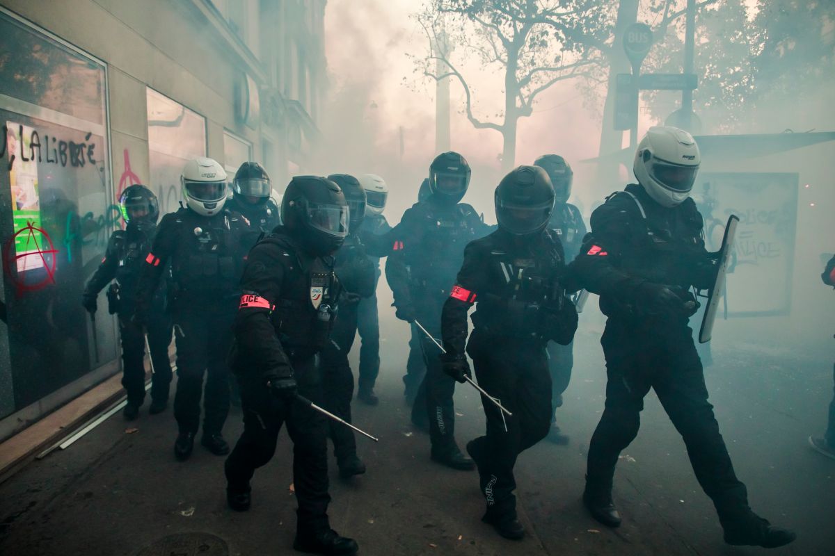 VIDEO | Ciocniri violente la Paris, între forțele de ordine și oamenii care protestează față de brutalitatea poliției