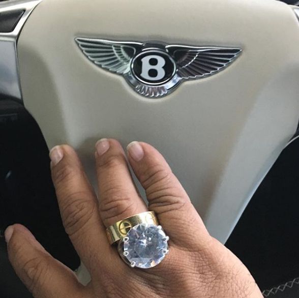 FOTO | Un orfan s-a prefăcut timp de 20 de ani că este un prinţ din Arabia Saudită. Detaliu care l-a dat de gol