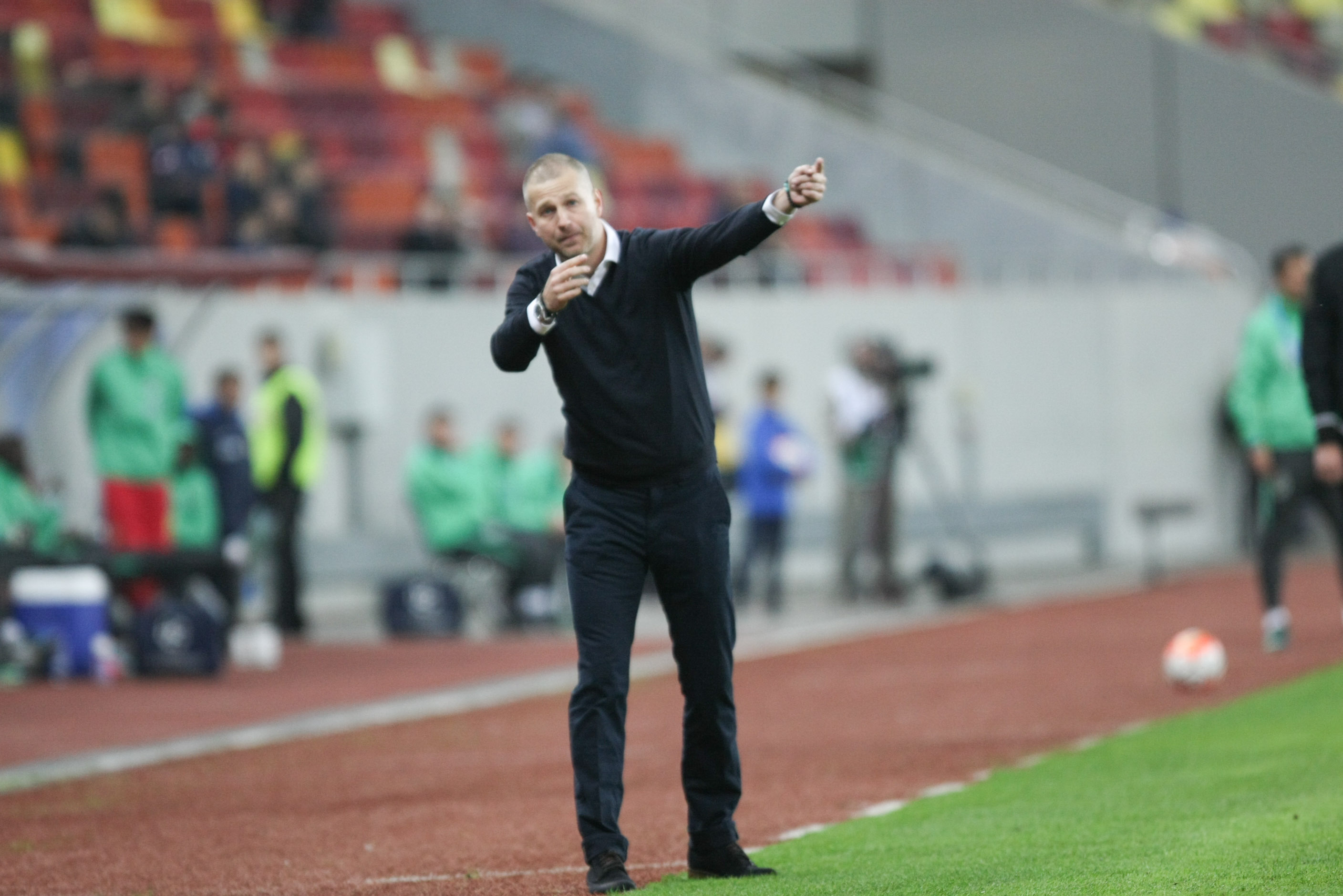 Liga I, etapa a 15-a. Steaua - Pandurii 1-1. Gorjenii au făcut legea la Bucureşti, dar au scăpat victoria printre degete. Răduţ a deschis scorul, iar Hora a trimis balonul în bară. Campioana, care şutat pe poartă de abia în minutul 66, a egalat pe final, prin Muniru / FOTO