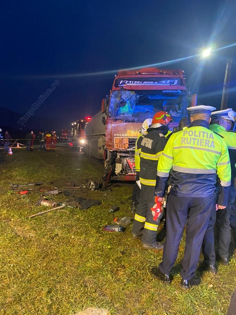 O persoană a murit și 14 au fost rănite, după ce o cisternă cu motorină s-a ciocnit cu un microbuz, în Bistriţa-Năsăud