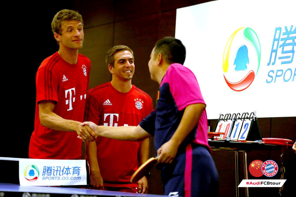 Thomas Muller şi Philipp Lahm au făcut spectacol în China, la tenis de masă / GALERIE FOTO&VIDEO