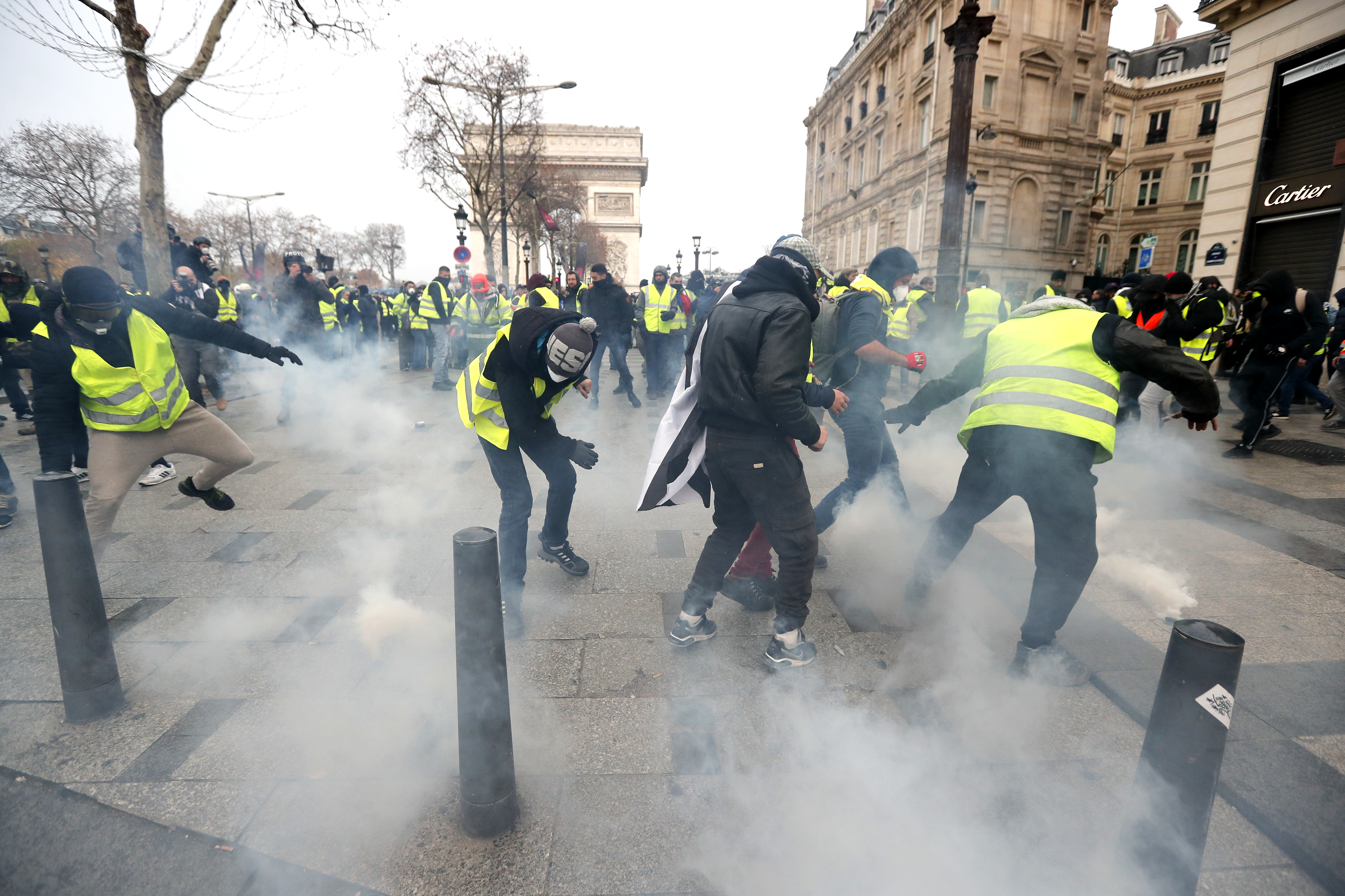 Mărturiile unor români stabiliți în Franța despre protestele din Paris. "Este o situație critică"