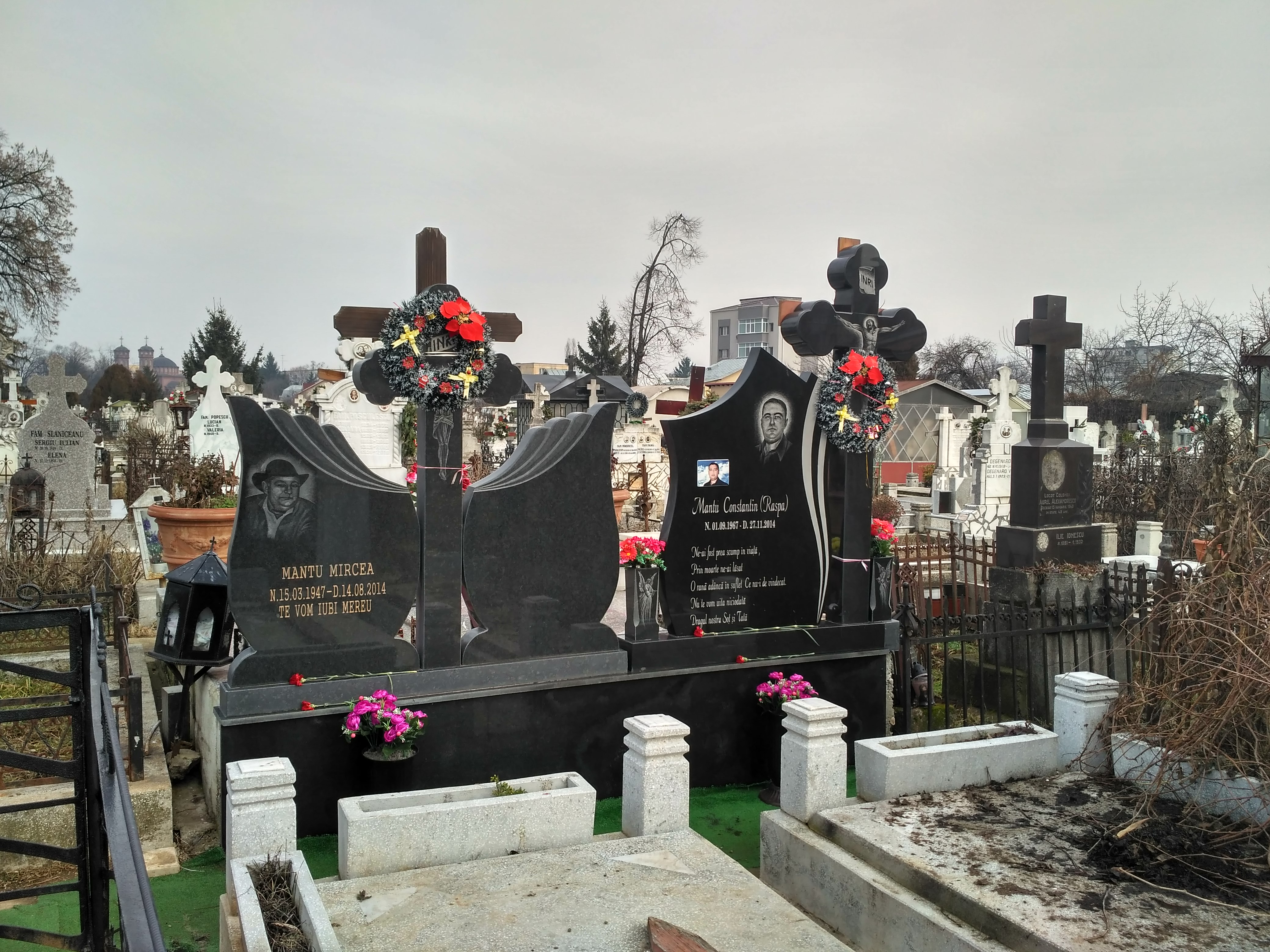 REPORTAJ/Cum a cinstit un ploieștean memoria nevestei care-l înșela. I-a ridicat cel mai original monument: ”Astfel este viața”/VIDEO
