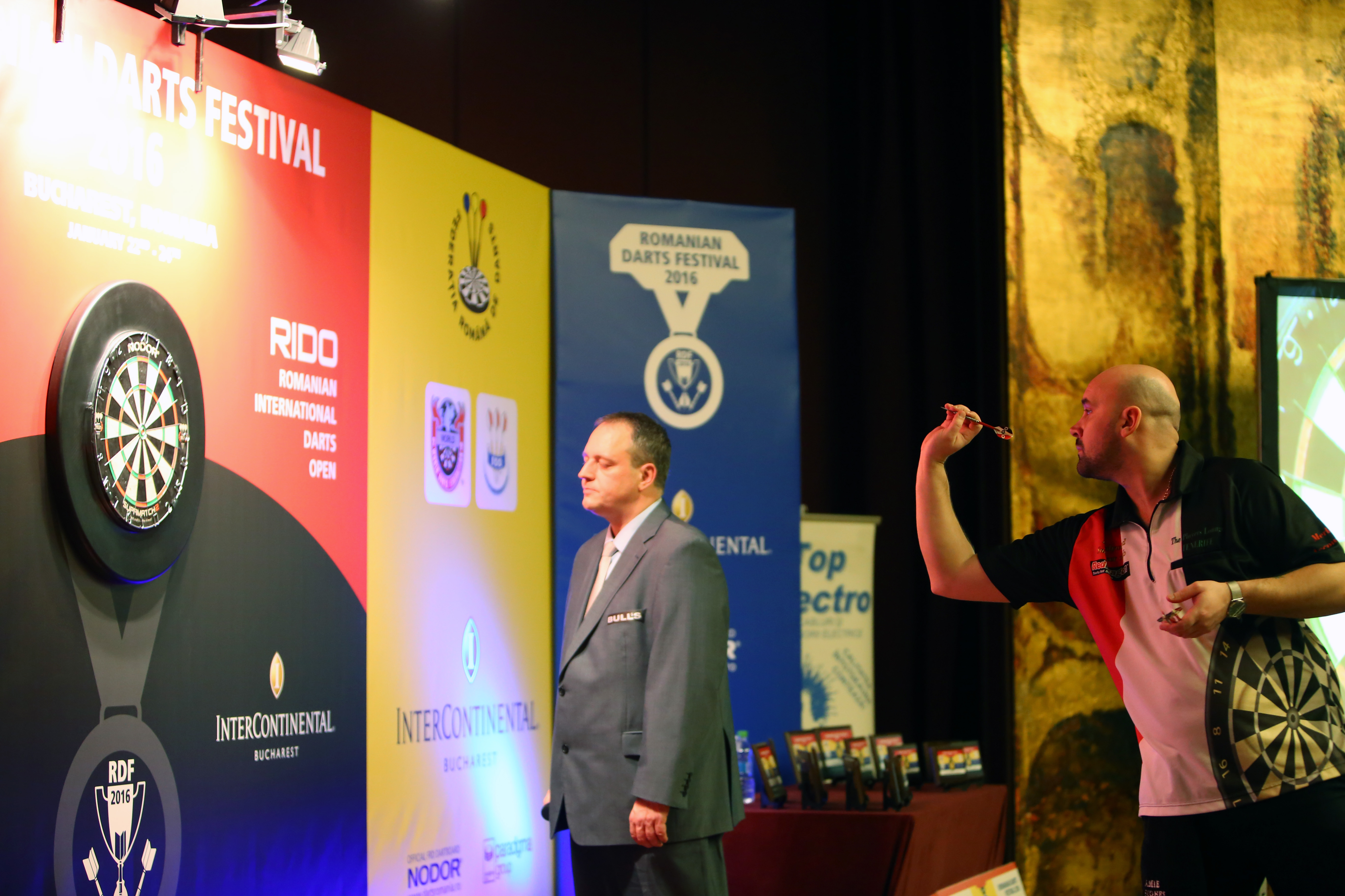 Cei mai tari țintași! Romanian Darts Festival - peste 350 de jucători profesionişti din Europa, la București. Jamie Hughes și Annette Tillborn, învingători