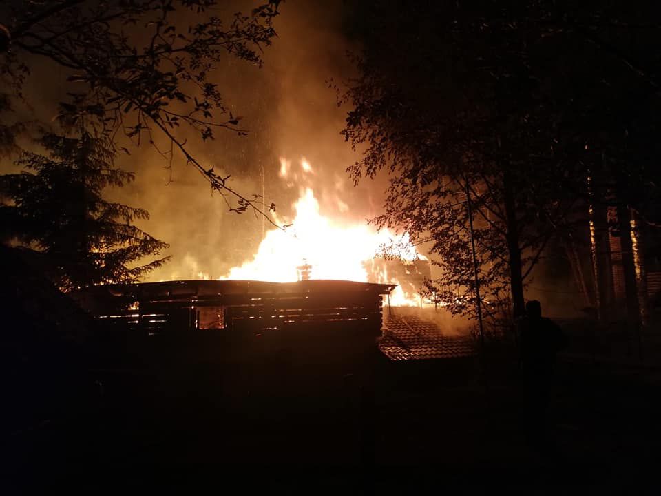 VIDEO | Cabana Cheile Buţii, mistuită de flăcări. O persoană a fost internată cu arsuri