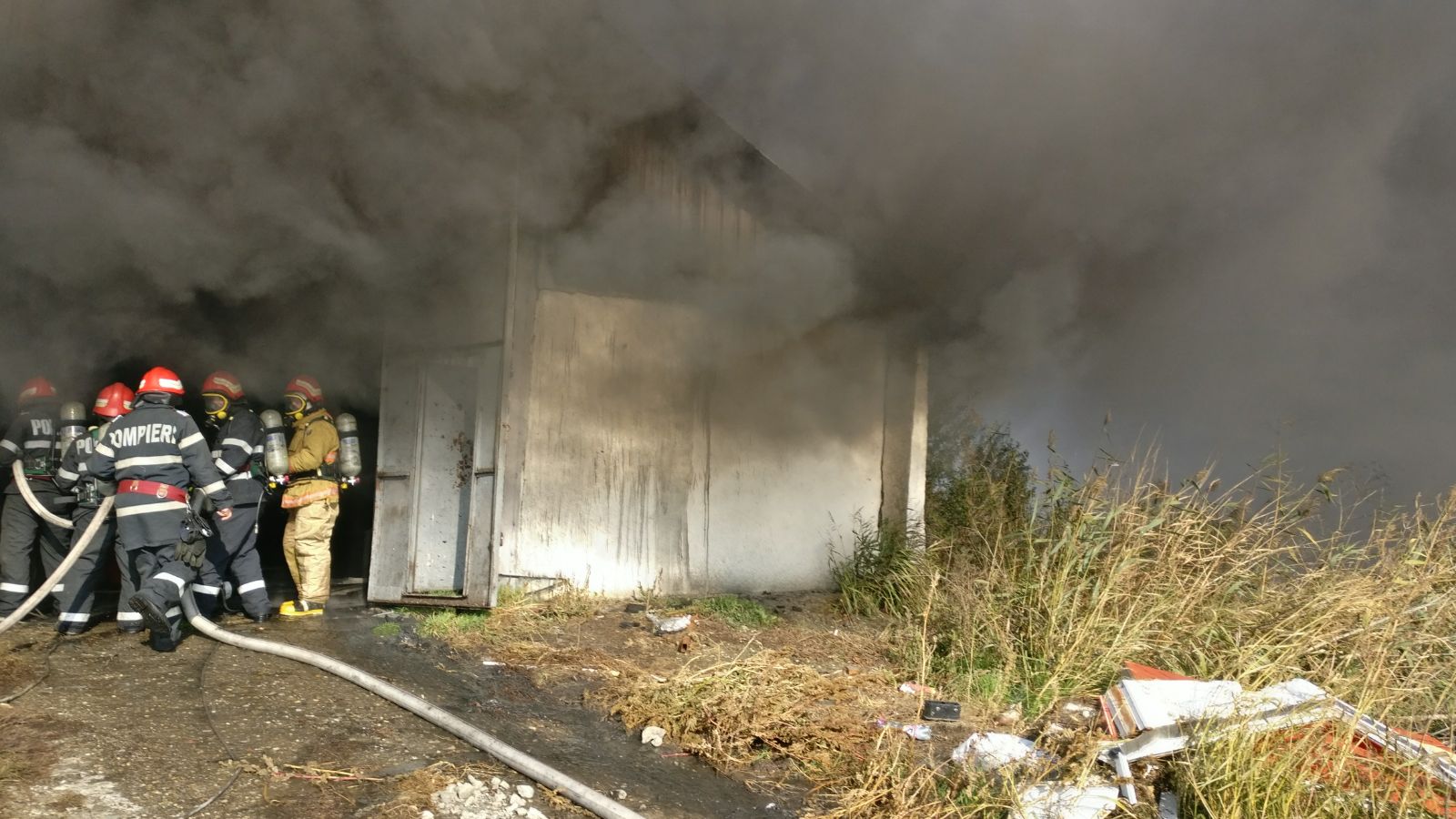 FOTO&VIDEO/ Incendiul de la un depozit de materiale plastice din Tulcea a pornit din cauza unor lucrări de sudare