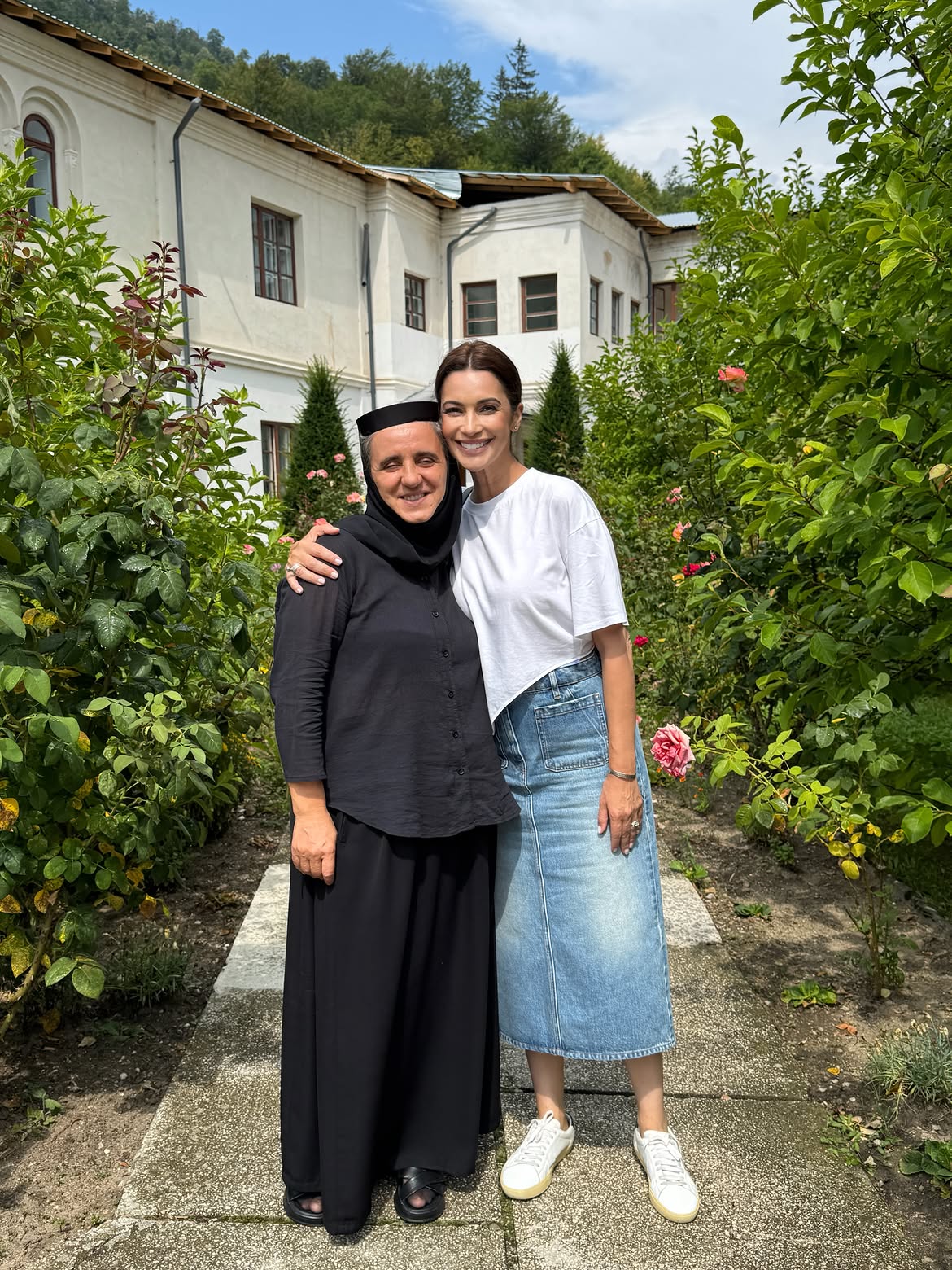Cum a apărut Andreea Berecleanu la Mănăstirea Bistrița. Imagine rară alături de Maica Andreea: „Îmi era tare dor!”