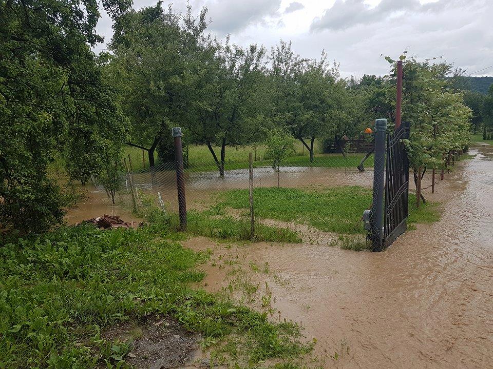 Inundații în Sighetu Marmației. Zeci de persoane, evacuate din calea apei