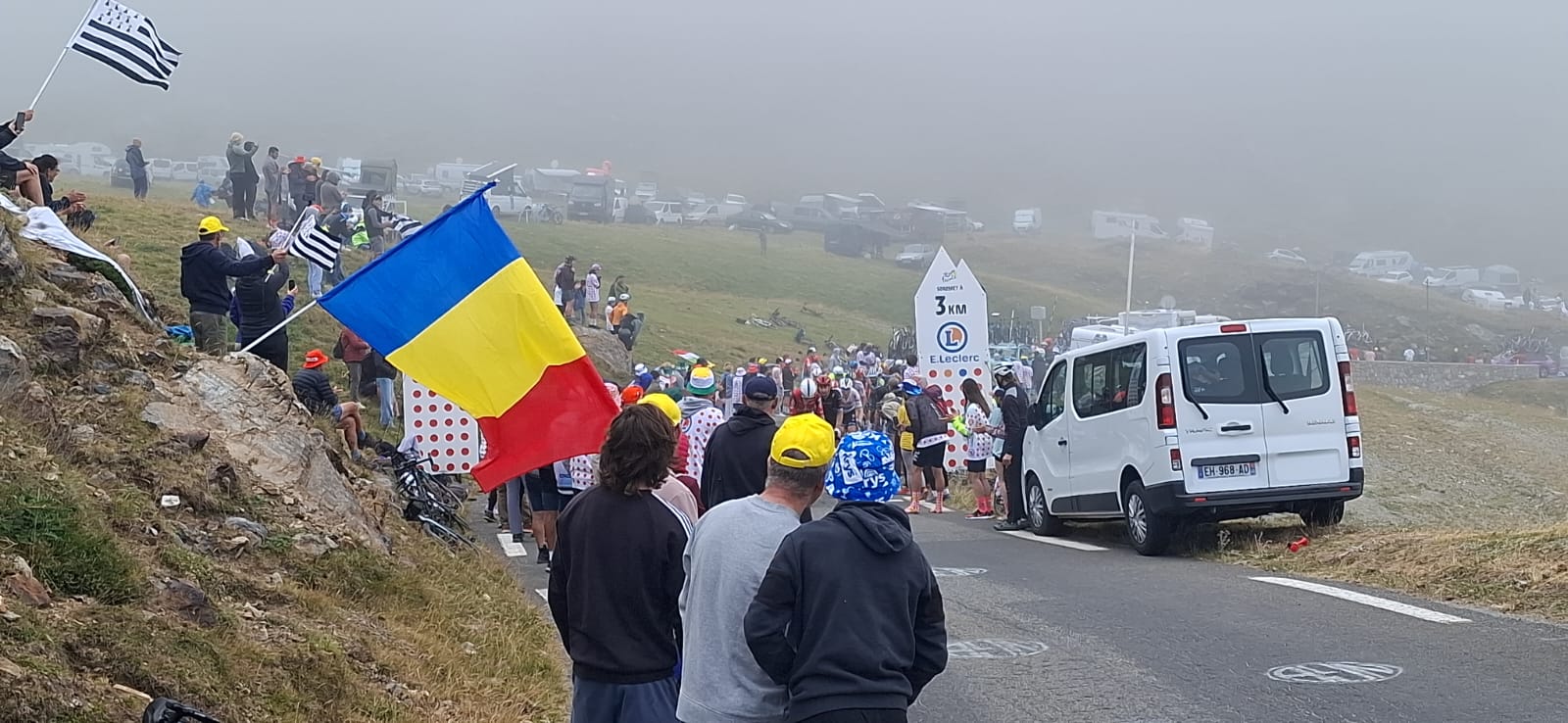 Românii care au dus tricolorul pe cățărările mitice din Turul Franței: „Ca să prindem un loc bun pe Tourmalet, ne-am sculat la 3.30”