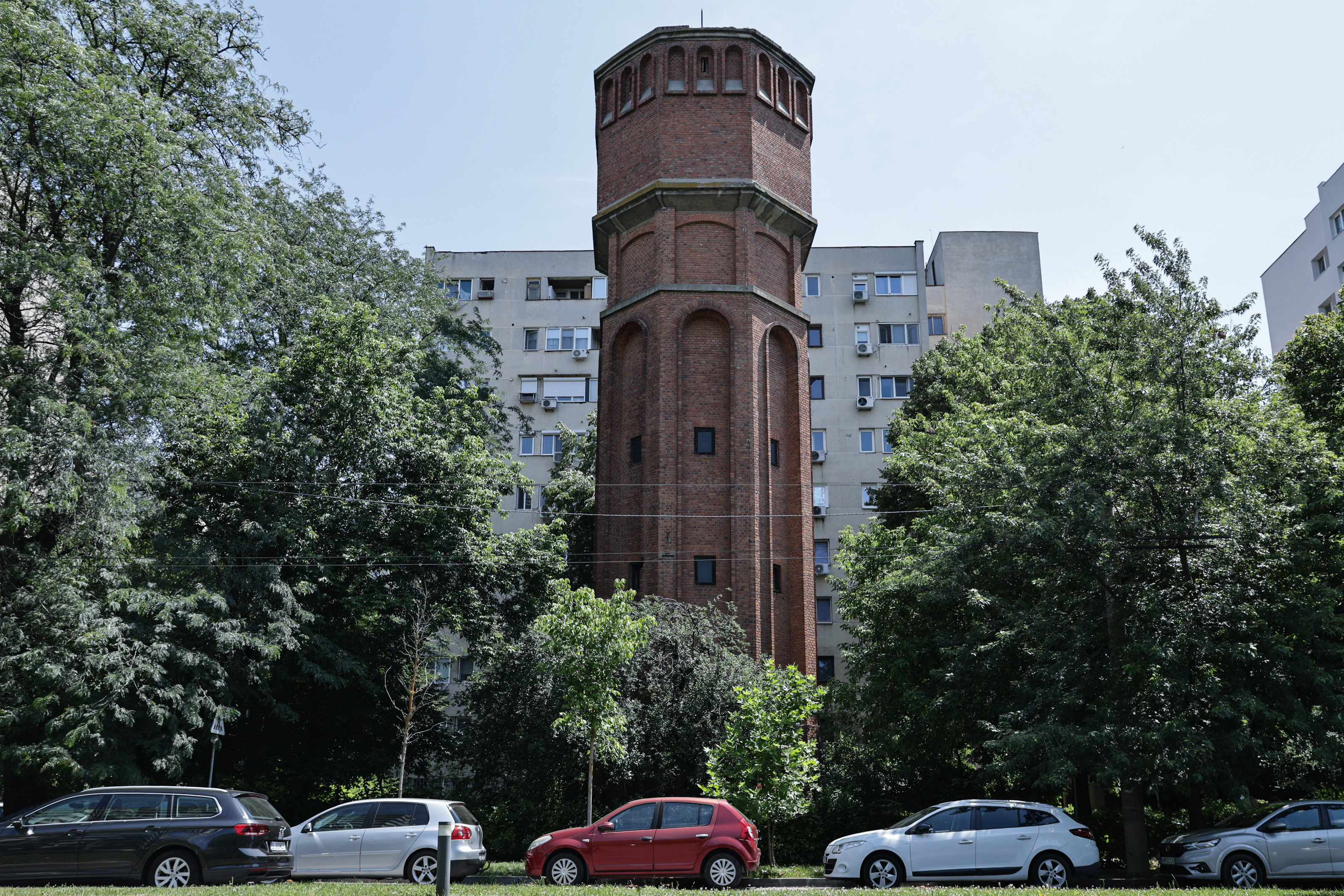Un turn cu aspect medieval în mijlocul Bucureștiului. Povestea construcției care îi face pe trecători să se oprească din drum