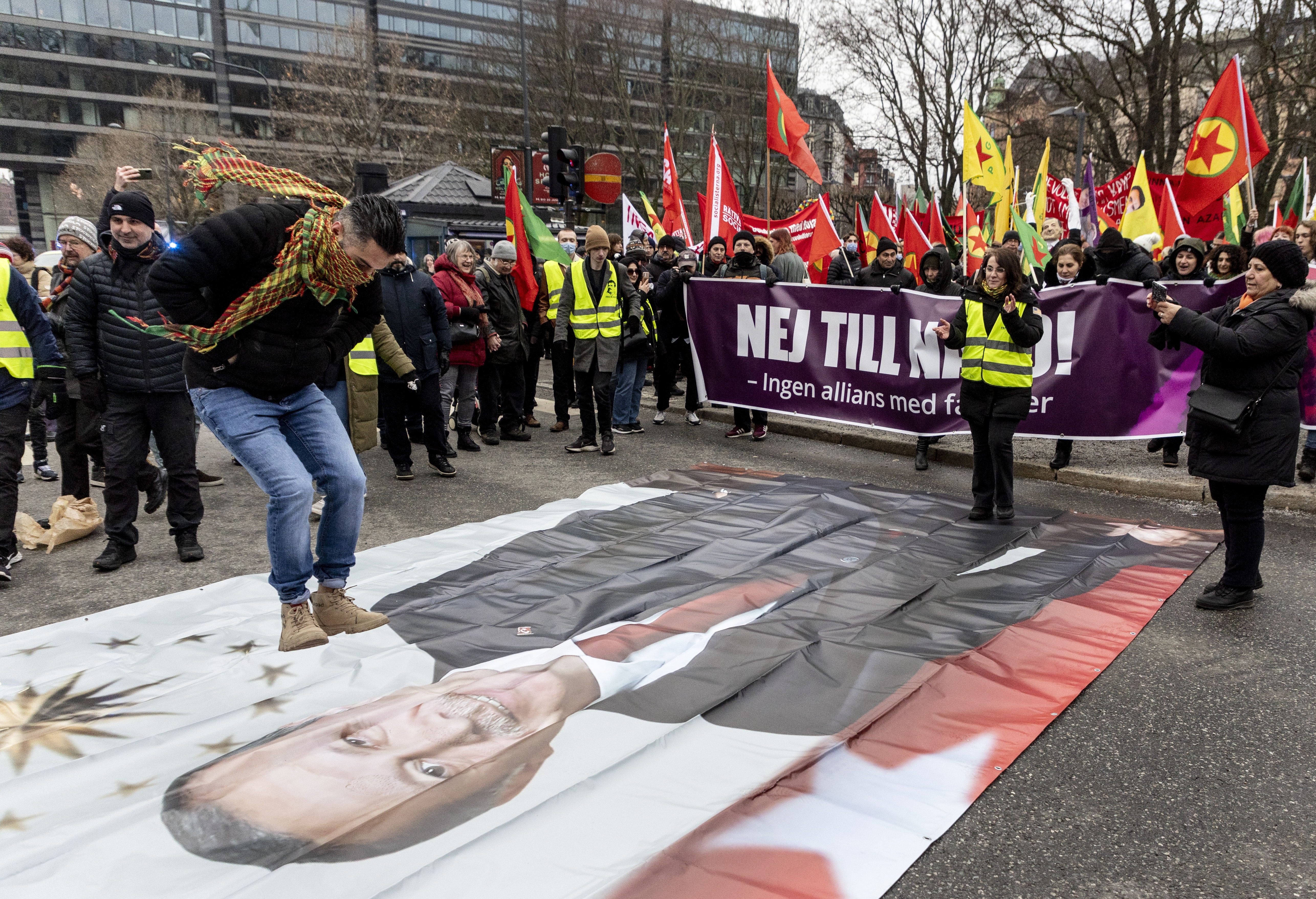 Tensiuni între Turcia și Suedia, după ce liderul unui partid de extremă dreapta a ars Coranul în timpul protestelor de la Stockholm