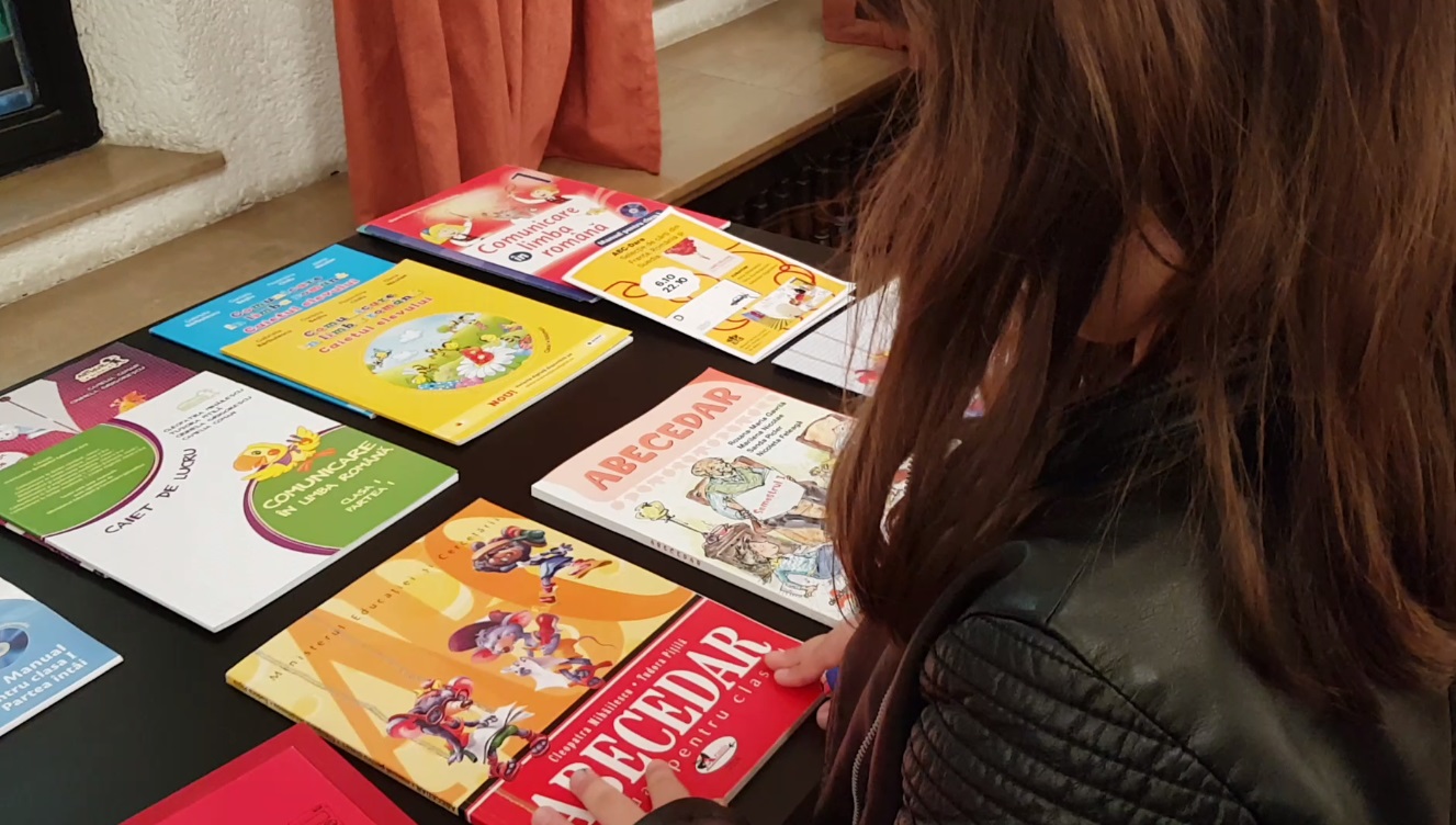 VIDEO / EXPERIMENT LIBERTATEA. Am dus un copil de 8 ani la o expoziție de abecedare din România, Franța și Suedia. Ce manual a ales?