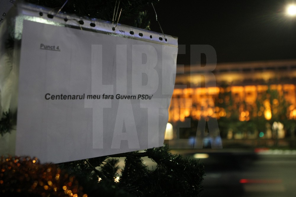 UPDATE. Protest, miercuri seara, în Piața Victoriei. ”Uniți toți, scăpăm țara de hoți!”. Hora frăției, în fața Guvernului / GALERIE FOTO
