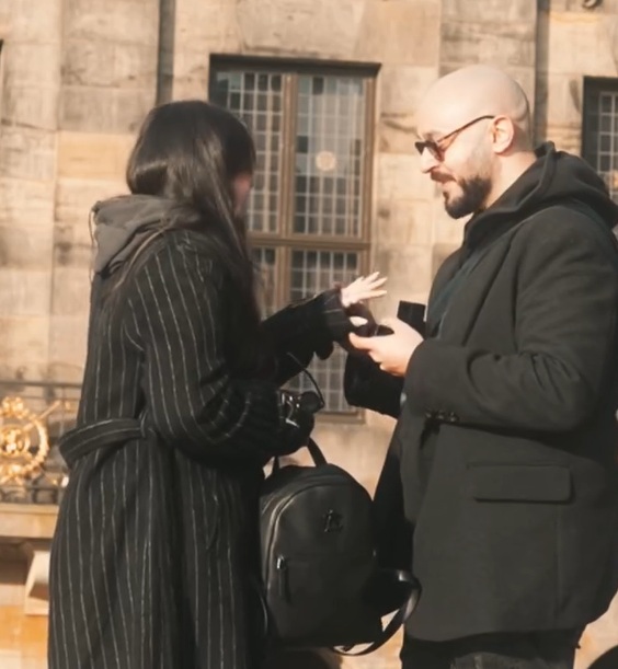 Imagini cu momentul în care Victor Dorobanțu, actorul român din „Wednesday”, și-a cerut iubita în căsătorie. Cum arată inelul de logodnă