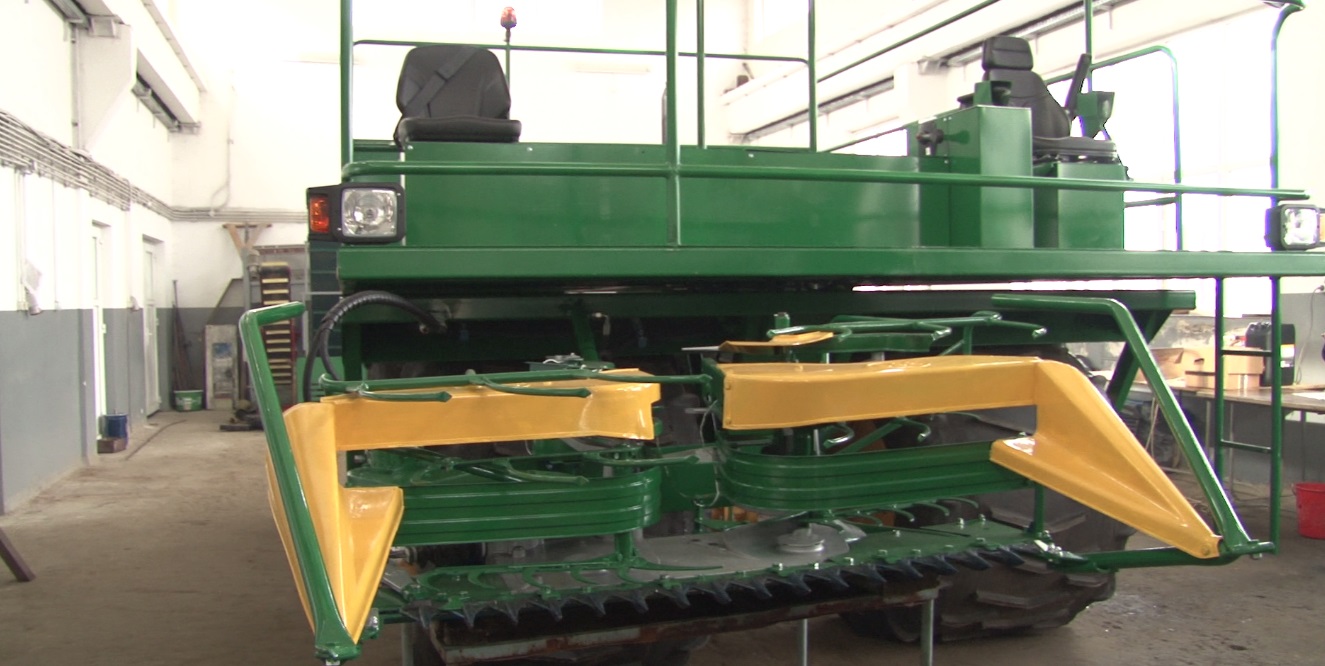 VIDEO/ Invenție românească. Tractorul care omoară buruienile cu apă chioară