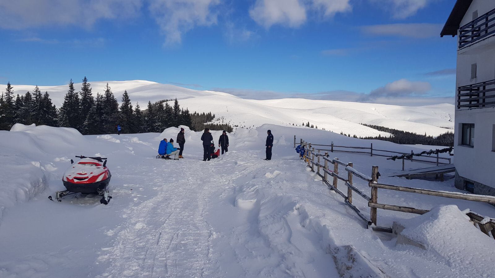 UPDATE: Turiștii blocați pe Vârful lui Roman, județul Vâlcea, din cauza viscolului, salvați de jandarmi