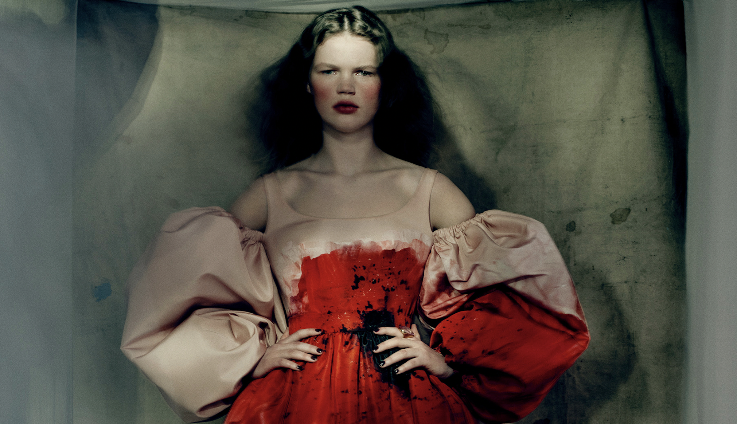 Sarah Burton ebben a kollekcióban a McQueen-házra jellemző sötét romantikát, drámai vonalakat vitte tovább, ami tökéletesen alkalmas egy halloween megjelenésnek is