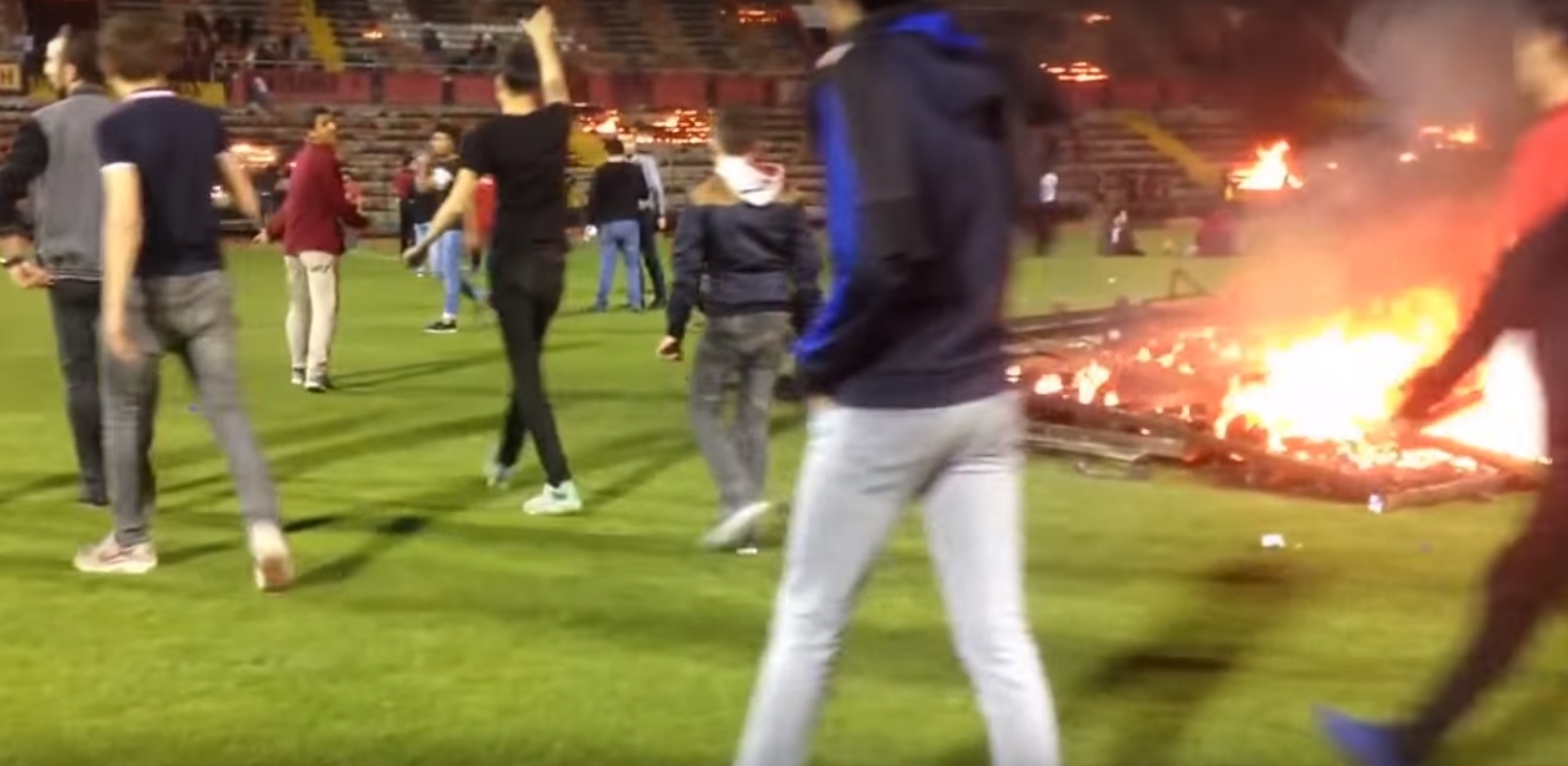 Ce nebuni! Fanii unei echipe din Turcia au dat foc stadionului după ce favoriții au retrogradat. Un fost jucător din Liga 1 a văzut pe viu dezastrul | VIDEO