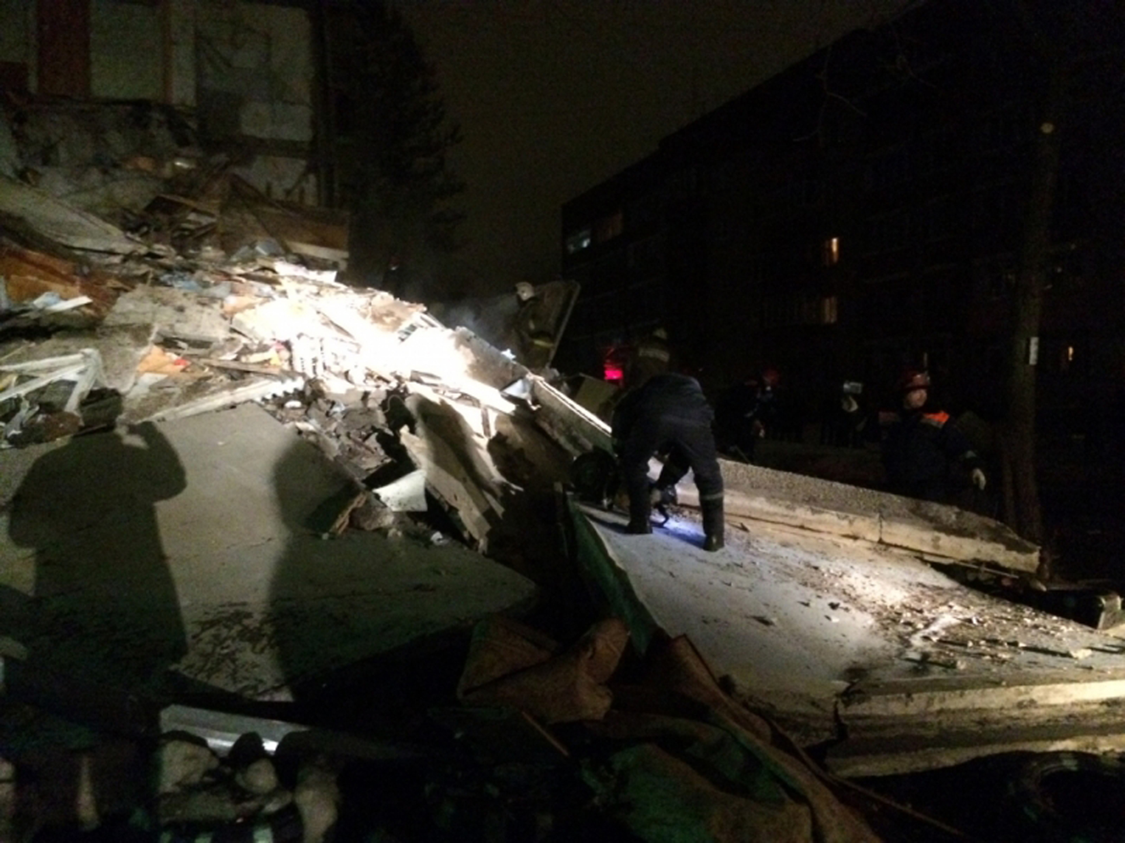 Un bloc s-a prăbuşit în urma unei explozii! Cel puţin patru morţi! VIDEO