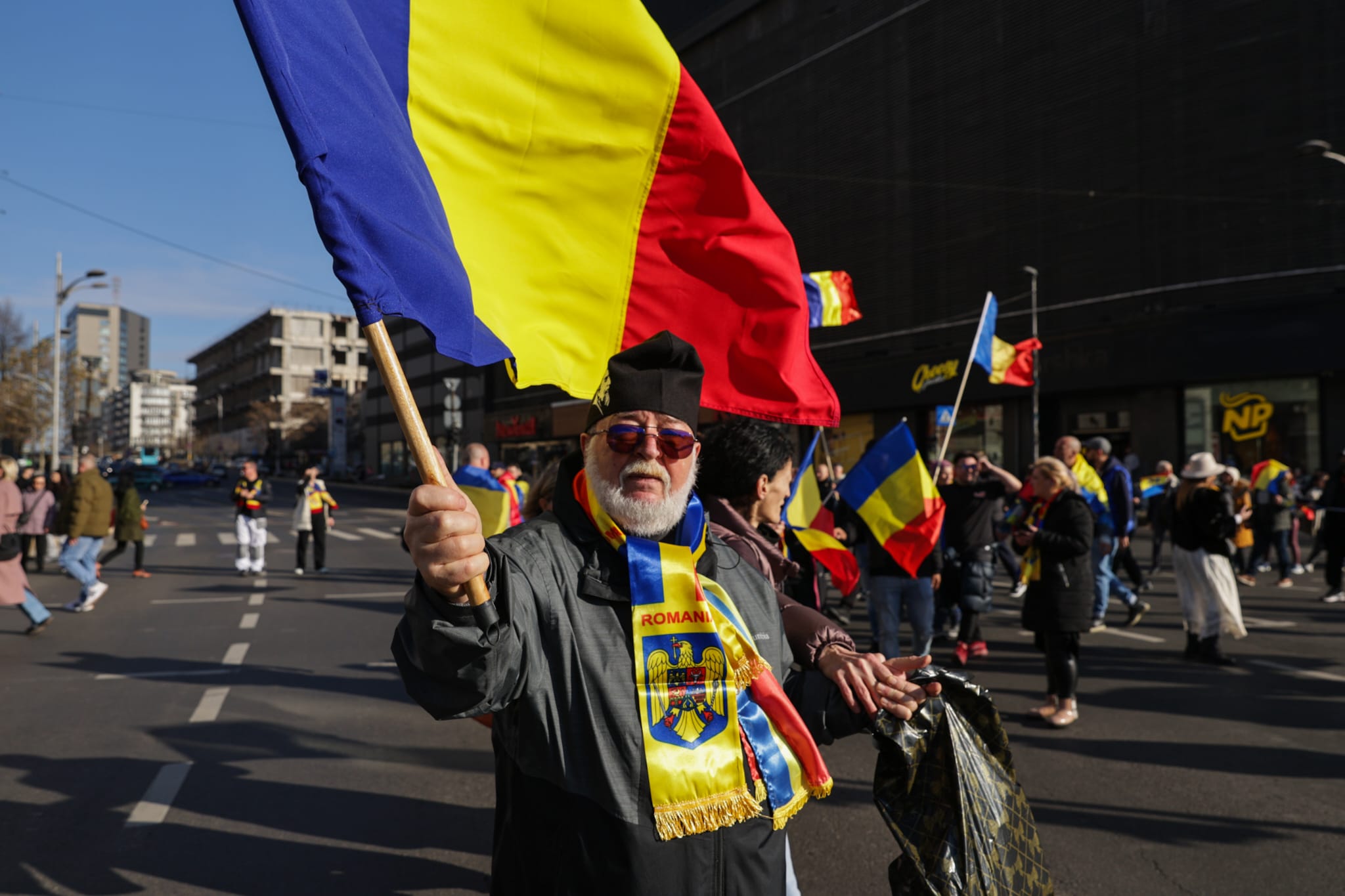 Oameni urcați pe blocuri în București ca să vadă marșul susținătorilor lui Călin Georgescu