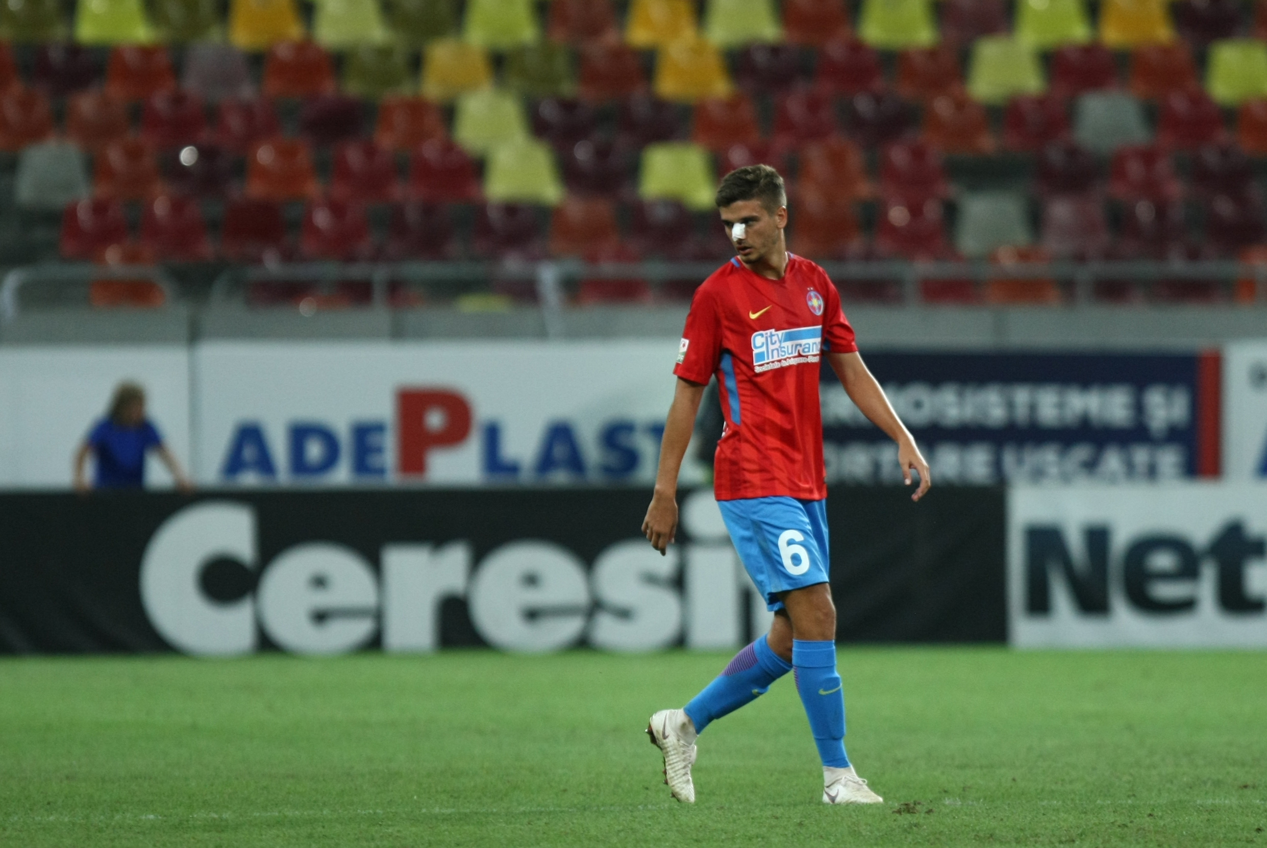 Sacrificiul lui Dragoș Nedelcu, fotbalistul FCSB care a terminat meciul cu Hajduk Split cu nasul spart de un obiect aruncat din tribune. Riscă un meci cu porțile închise! | FOTO