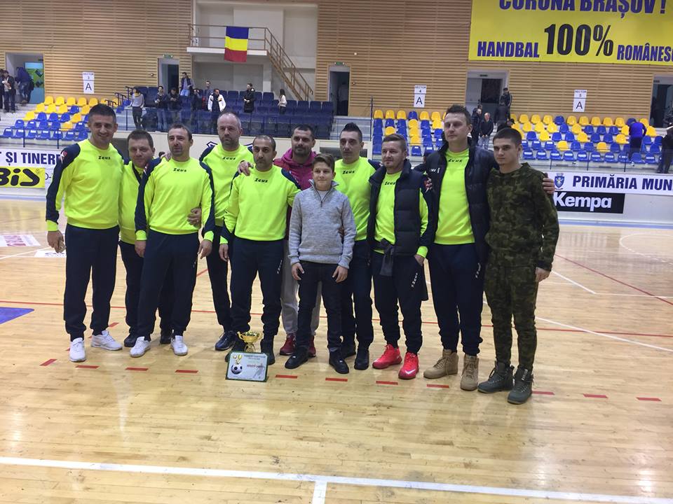 ”Neața și prietenii” a câștigat turneul de fotbal în sală de la Brașov. Băieții de la ”La sculărie” au pierdut finala mică / GALERIE FOTO