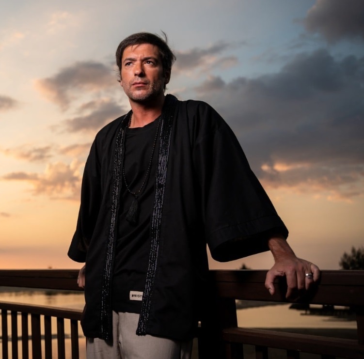 Alături de cine a apărut Radu Vâlcan în lift, în Thailanda, în timpul filmărilor pentru „Insula Iubirii” 2026: „Am puțină treabă”