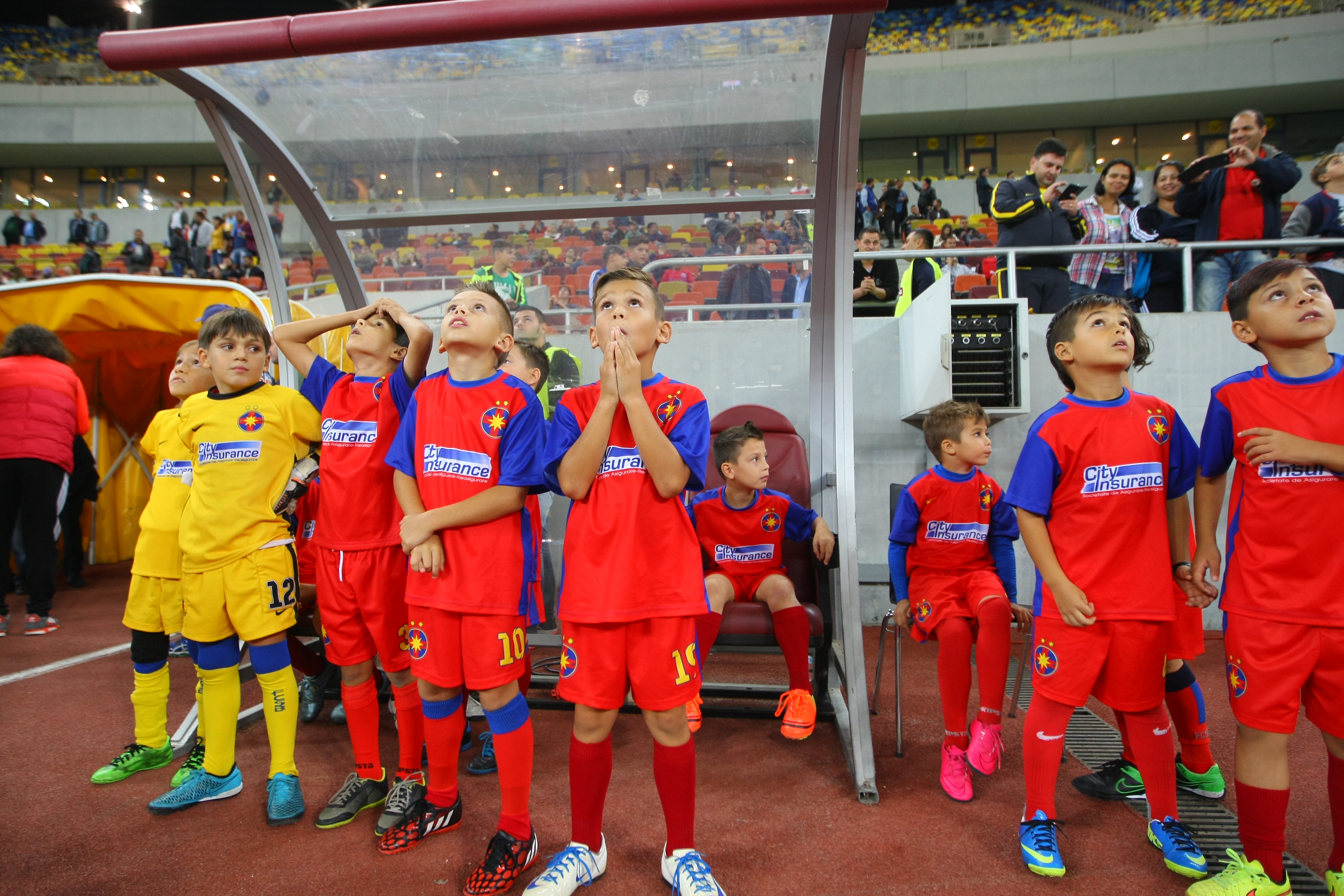 Liga I: Steaua - FC Voluntari 3-1. ^Hamroun, Chipciu și Stanciu l-au ridicat de pe bancă pe Rădoi, antrenorul fără licență al campioanei. Odată cu el, și pe ”principalul”-marionetă Țiți Dumitriu / GALERIE FOTO
