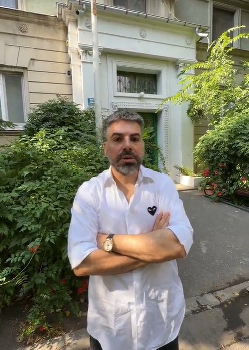 Imagini din apartamentul în care locuiește Maurice Munteanu. În sufragerie are o canapea vintage care costă 8.000 de euro