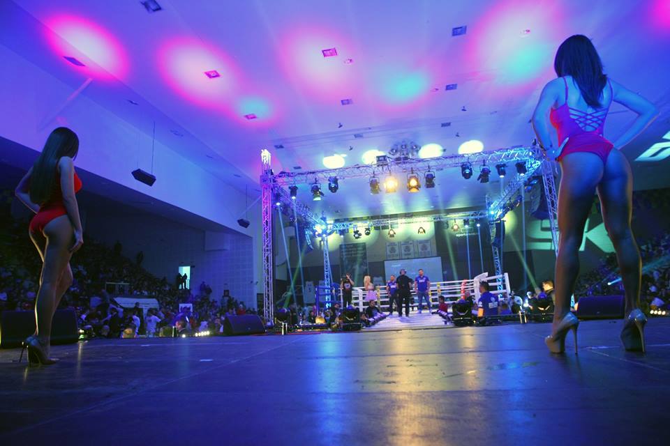 În ring când au intrat, spectatorii s-au înfierbântat! Fetele sexy din preajma băieţilor duri din Superkombat / GALERIE FOTO HOT