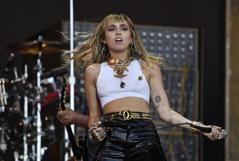 Miley Cyrus, apariție excentrică într-o rochie făcută numai din ace de siguranță. Artista i-a adus un omagiu Tinei Turner la premiile Grammy 2024