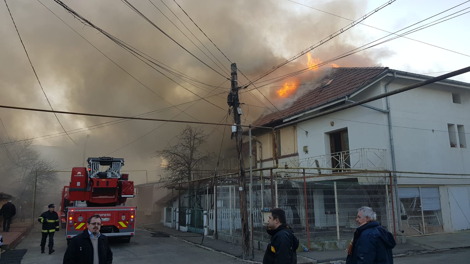 Incendiu puternic într-un cartier din Iași. Mai multe case au fost cuprinse de flăcări / FOTO&VIDEO