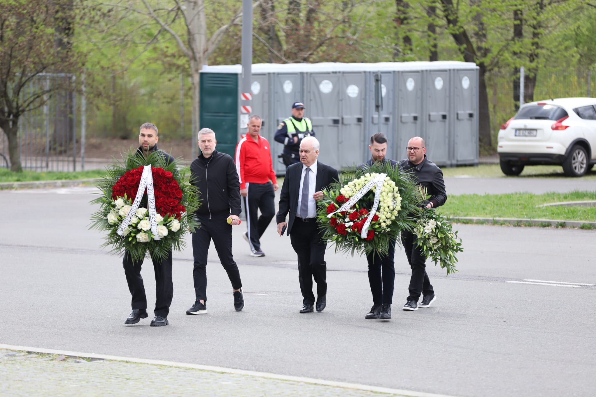 Livetext Mii de români își iau adio de la Mircea Lucescu la Arena Națională înainte de funeraliile cu onoruri militare / „Leucemia i-a provocat și grăbit sfârșitul”