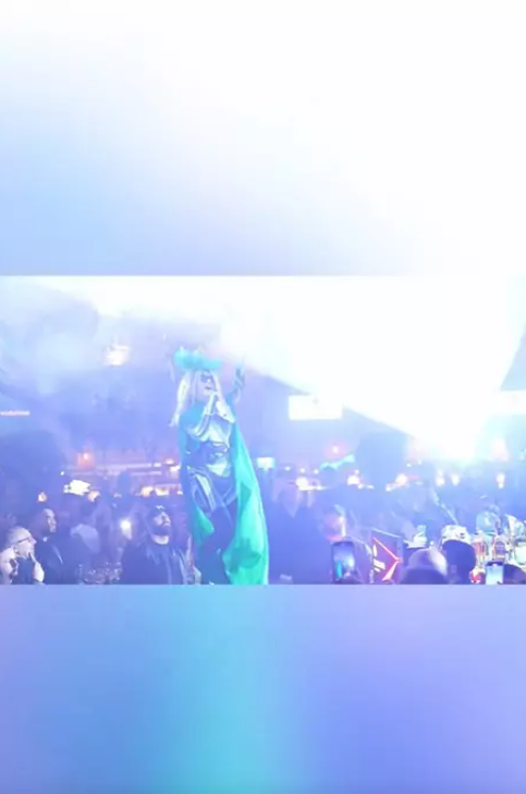 Loredana Groza, apariție spectaculoasă la Mamaia. Artista a cântat suspendată deasupra publicului, într-o ținută excentrică. „Ce regină!”