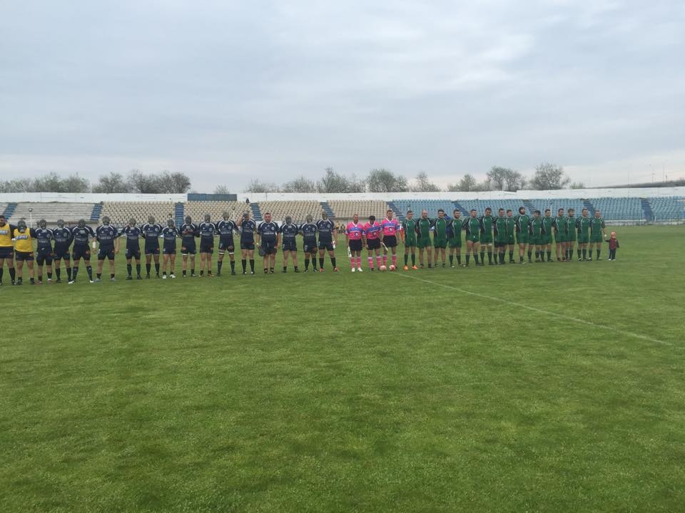 Rugbyștii unei echipe din România, în teren cu masca de gaze pe figură!