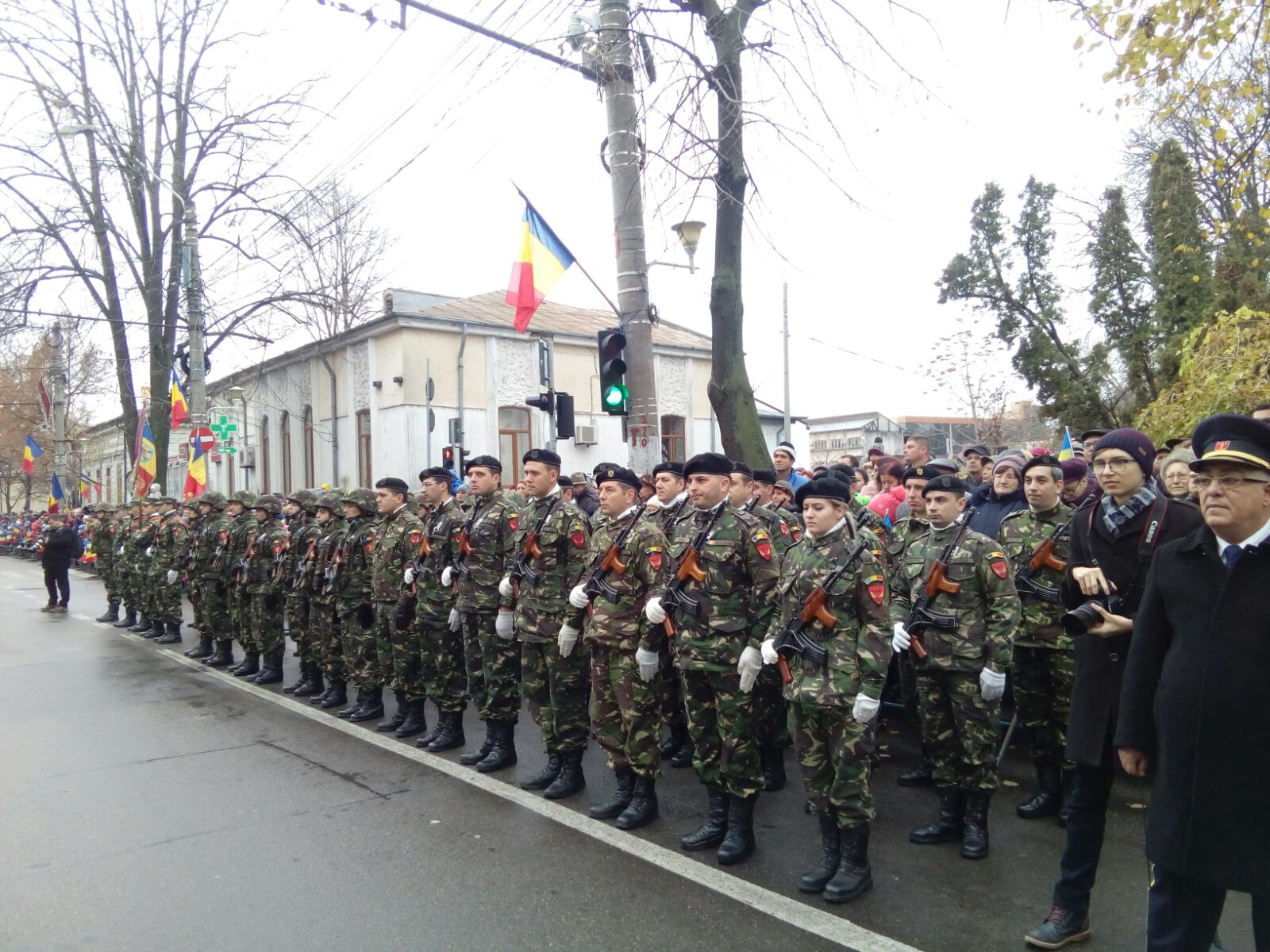 Buzoienii, dezamăgiți că militarii nu au mai defilat cu tehnica din dotare| FOTO/VIDEO