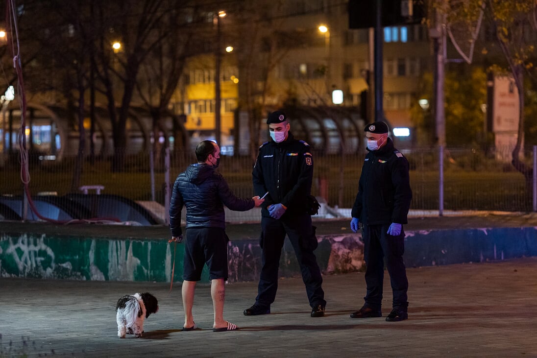 Petrecăreți prinși fără adeverințe și comentarii ironice, la filtrele de noapte ale Poliției, în carantina parțială: “Noaptea umblă virusul tare de tot. Ziua nu mai umblă”