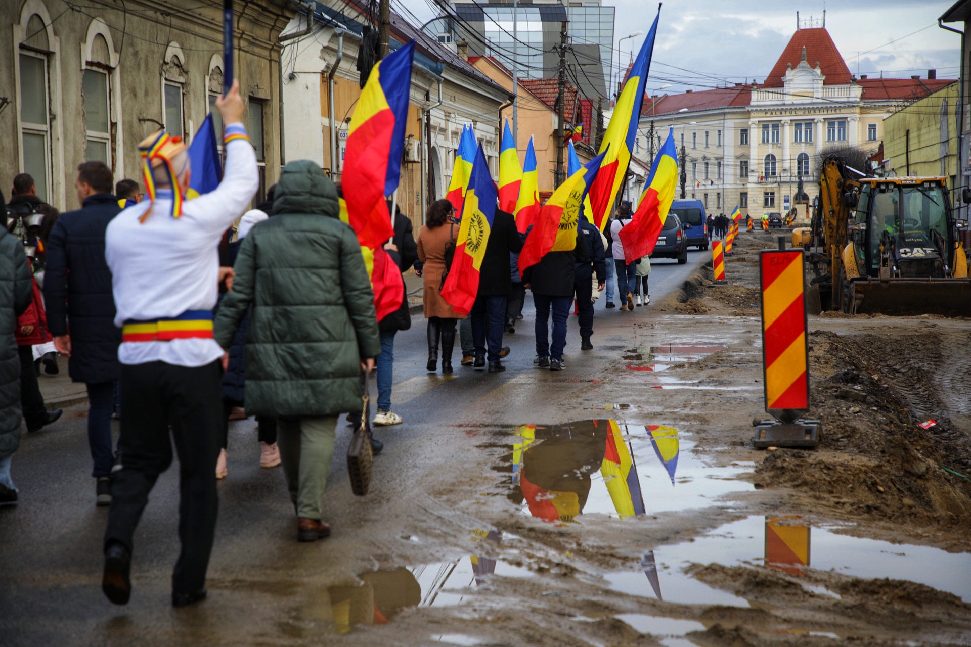 REPORTAJ. Am petrecut 24 de ore cu simpatizanții AUR care s-au urcat în „trenul Unirii”. Ce îi unește în cuget și-n simțiri pe susținătorii lui George Simion