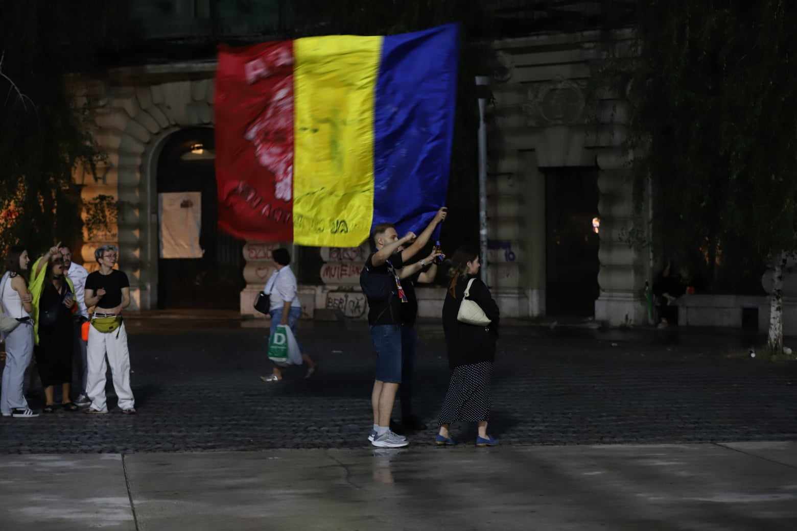 Incidente în Piața Universității, după România-Olanda 0-3. Jandarmii au reținut 3 persoane