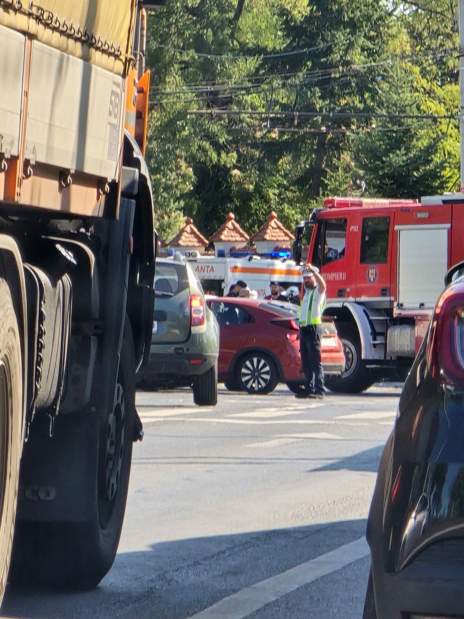 O șoferiță din București a intrat direct într-o ambulanță carea avea semnalele acustice și sonore active, în intersecția Leu