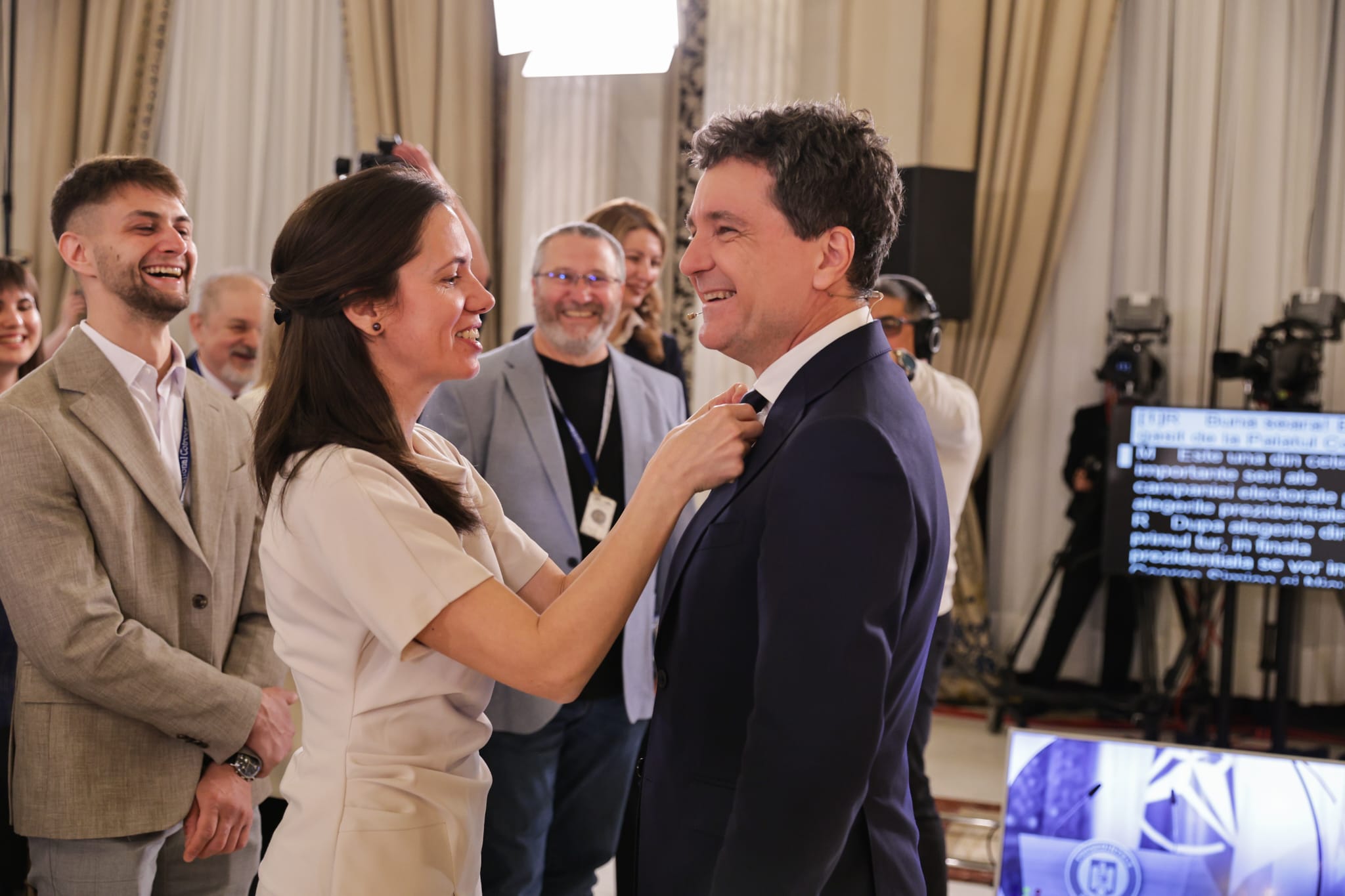 Singurul cuvânt pe care Mirabela Grădinaru i l-ar fi șoptit la ureche lui Nicușor Dan în timpul discursului prin care anunța că a câștigat alegerile