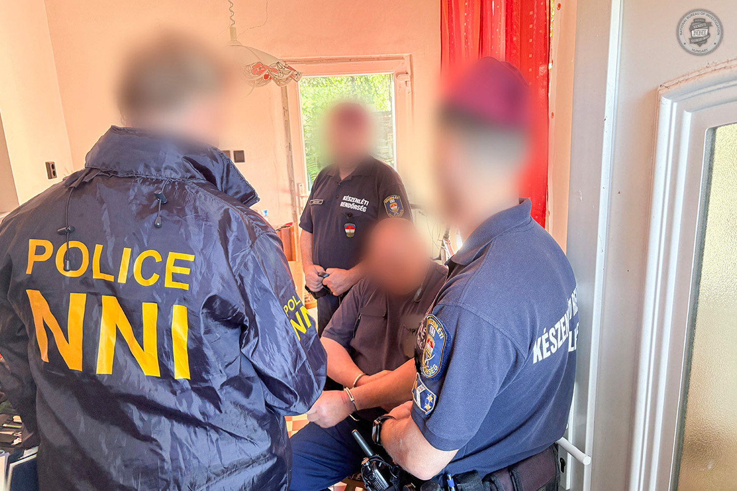 Torkon rúgás, lefejelés, fojtogatás – Megrázó részleteket közölt a rendőrség a gyermekvédelmi rajtaütésről, öt gyanúsított bilincsben – videó