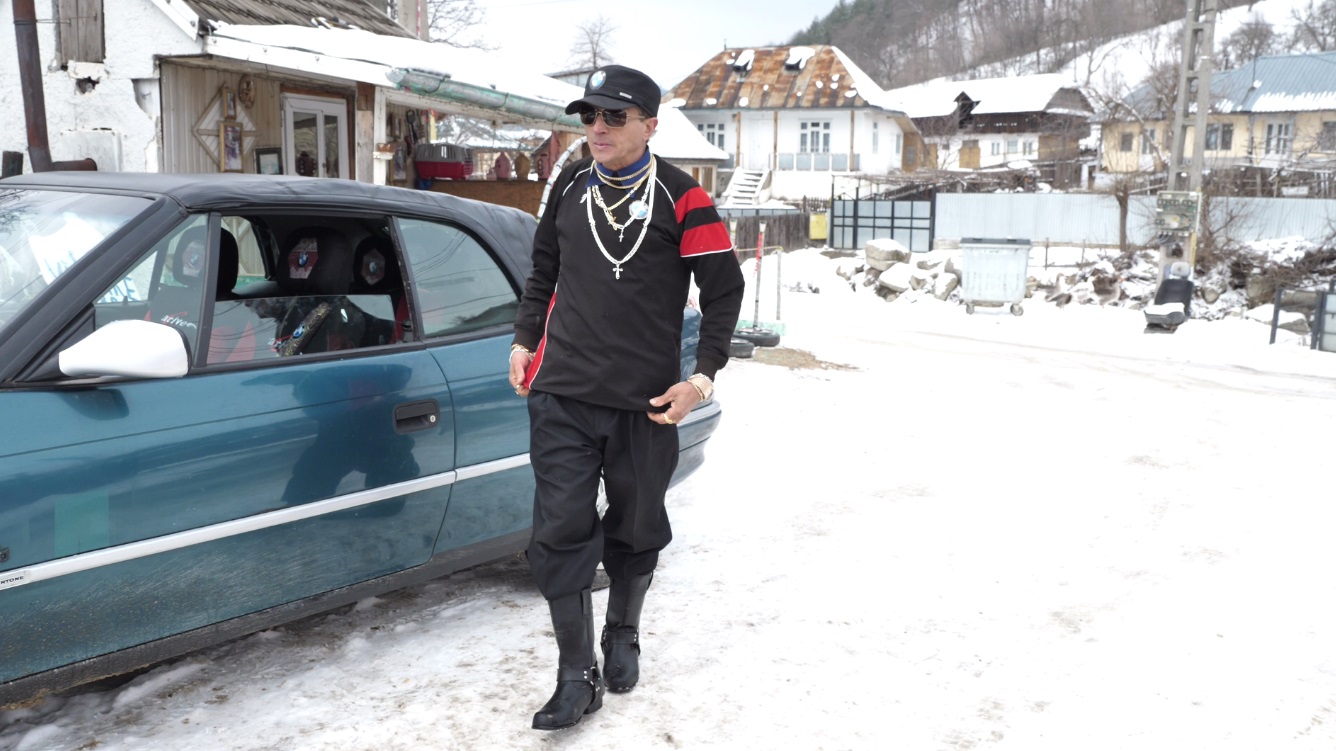 VIDEO. Cicică din Solonț și-a făcut BMW dintr-un Opel: „Am cea mai frumoasă mașină din România”
