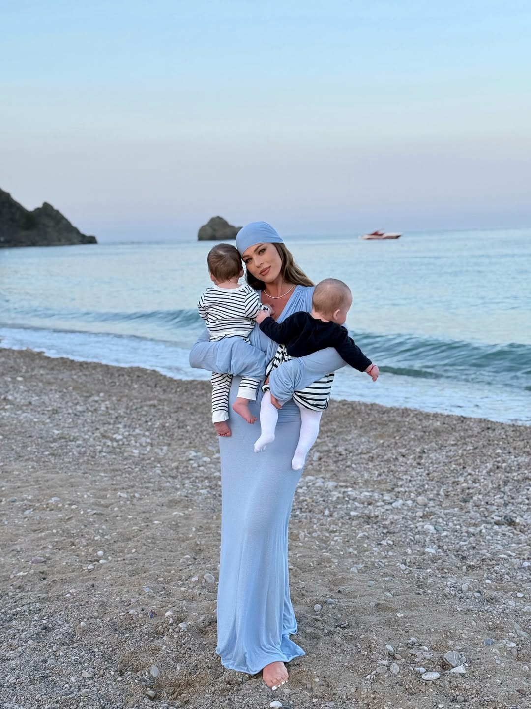 Imagini cu Roxana Nemeș și gemenii ei în vacanță, în Turcia. Cât costă sejurul la resortul de cinci stele din Antalya
