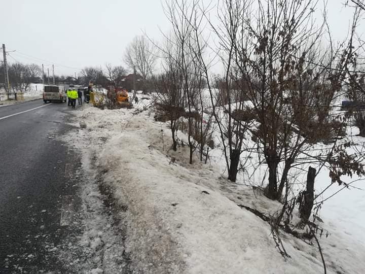 FOTO / Microbuz răsturnat într-o râpă, în Bacău. O persoană a murit și cinci au fost rănite