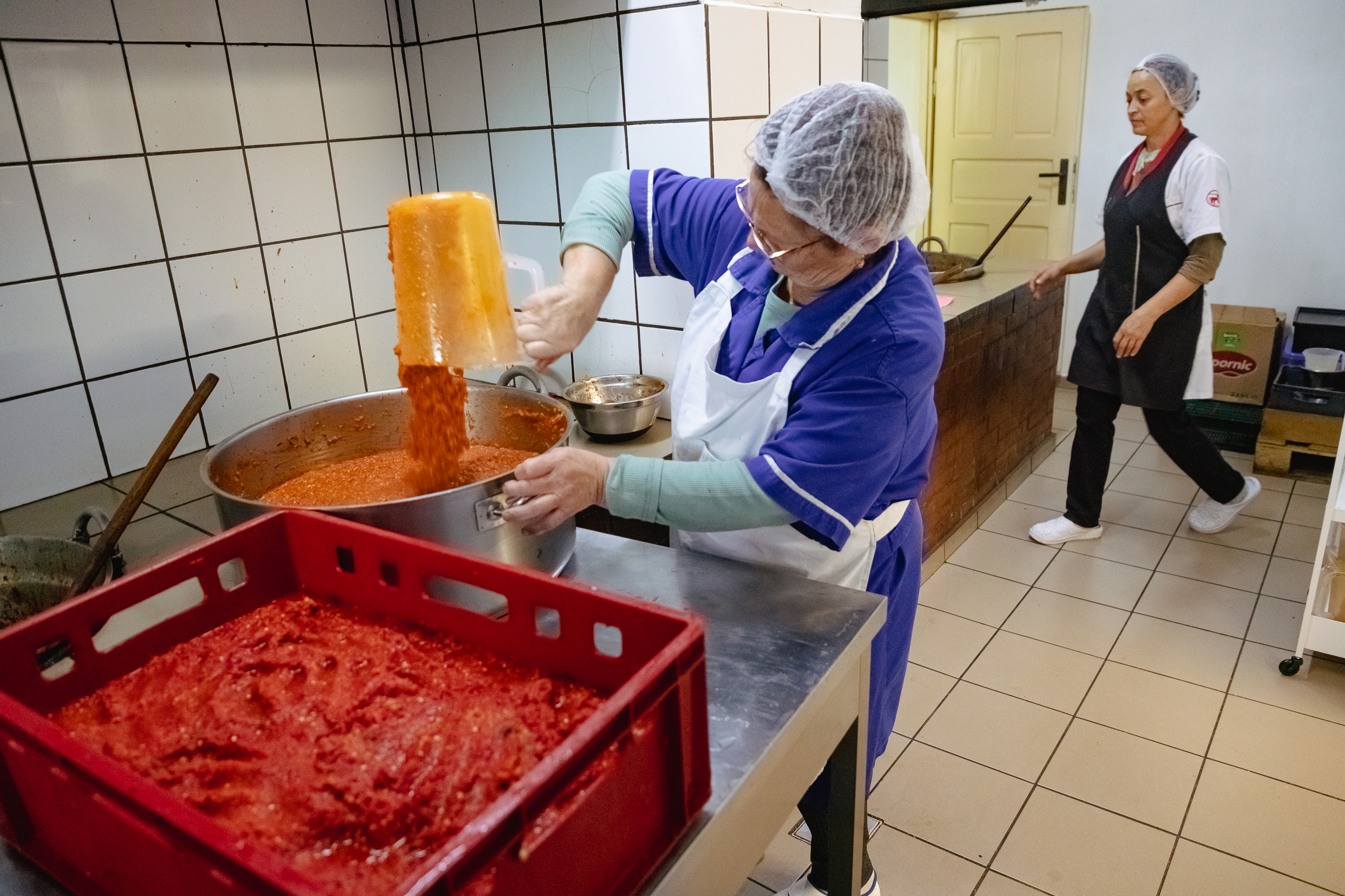 REPORTAJ. Într-un sat din Mureș, un tânăr fierbe de 11 ani dulcețuri și zacuscă la ceaun. Acum vrea să ridice o fabrică și să le arate localnicilor că și aici se poate: „Fiecare trebuie să-și găsească Idicelul lui!”