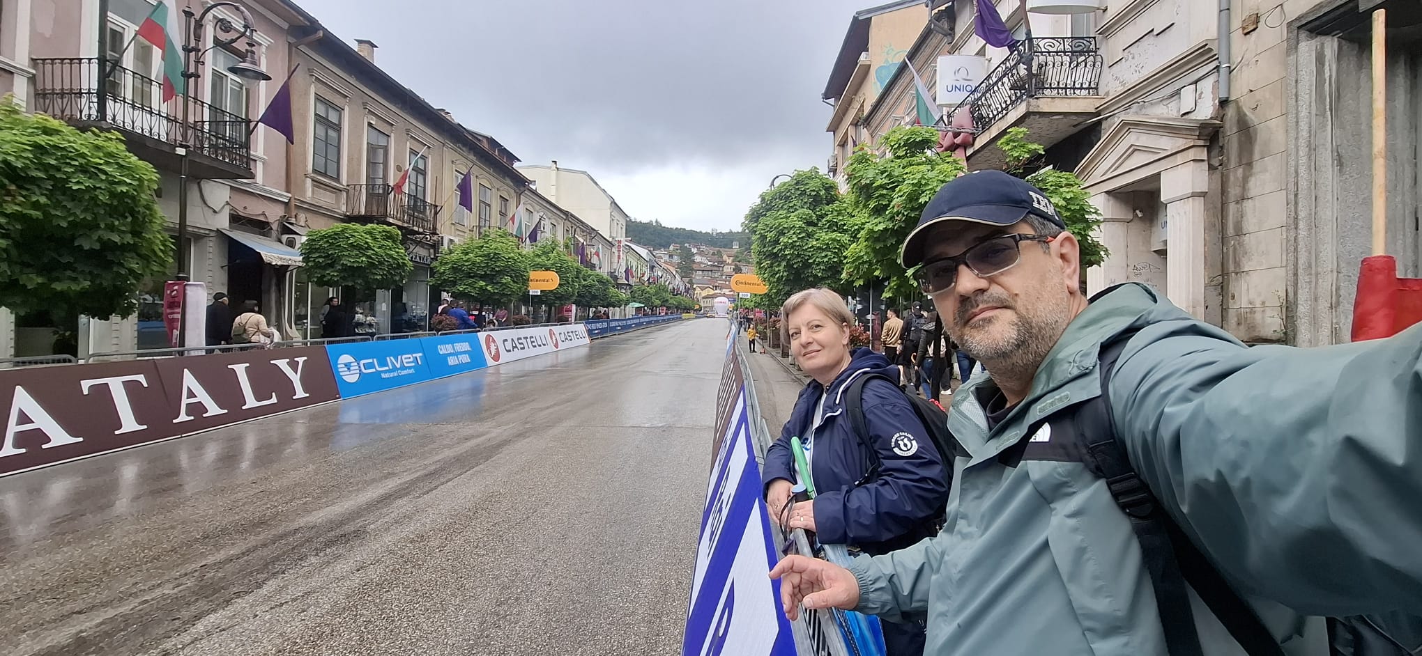 Ce ne-a plăcut și ce nu ne-a plăcut la Il Giro 2026 din Bulgaria. Cum au făcut speculă oficială și de ce am ajuns noi cu pantalonii rupți în tur și rutierii în fundul gol!