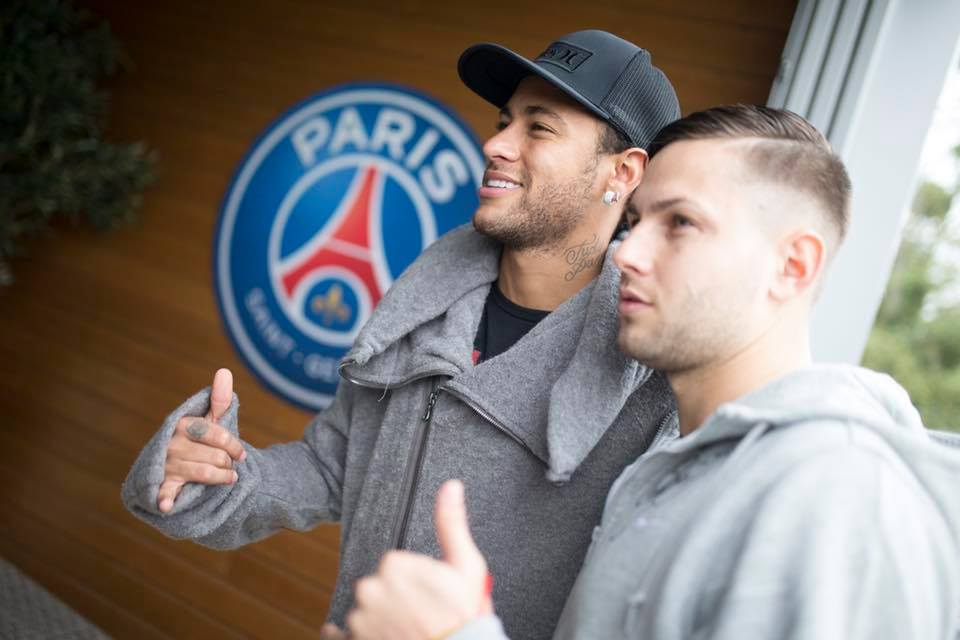 Neymar a primit cadou steagul României și un clop de oșan de la campionii mondiali la fotbal 5 la 5 / GALERIE FOTO&VIDEO