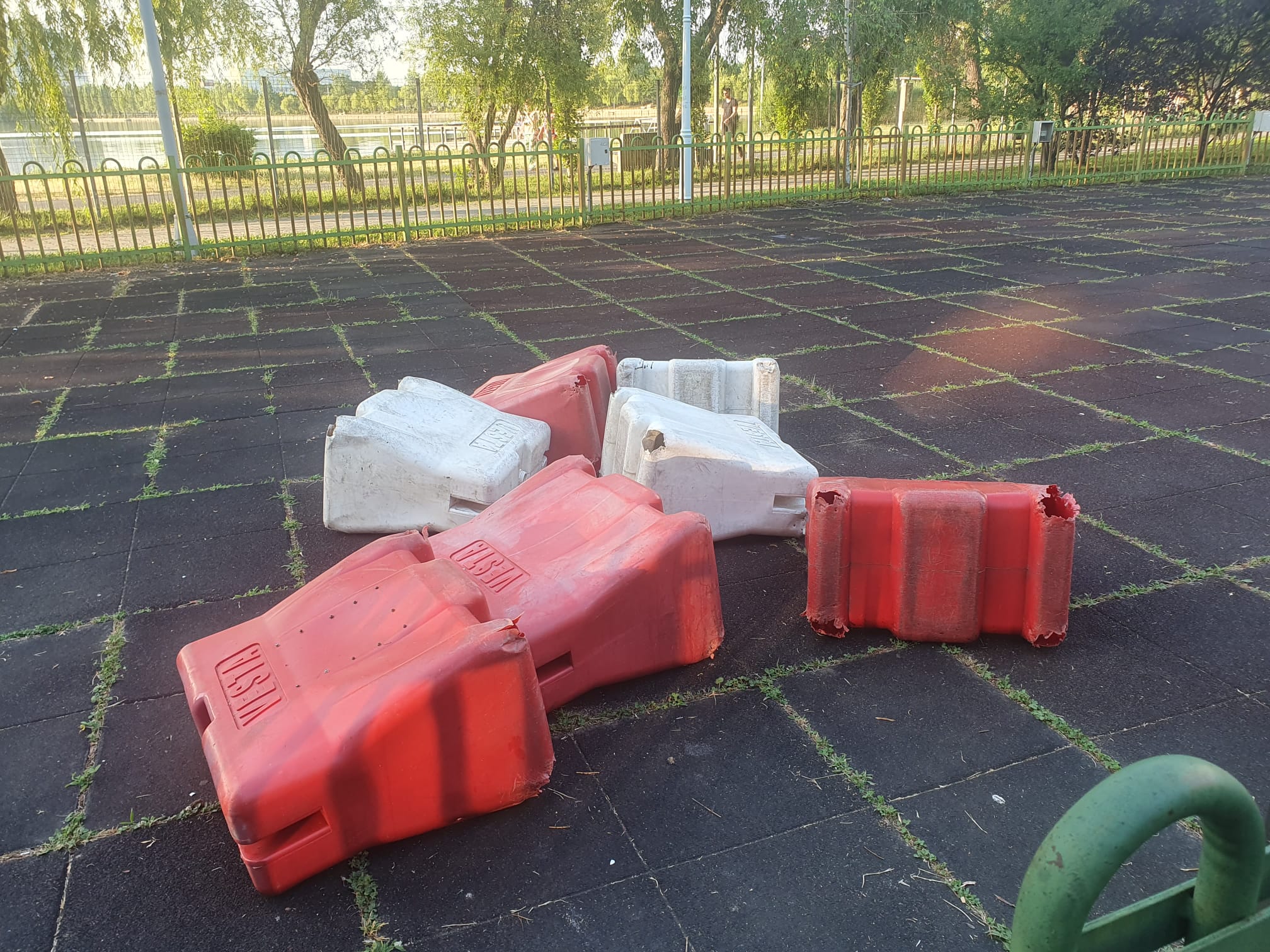 Apocalipsa din Parcul Tei: complexul de distracții abandonat, bănci vandalizate, munți de gunoaie, pontoane devastate. Pericol iminent de tragedii!